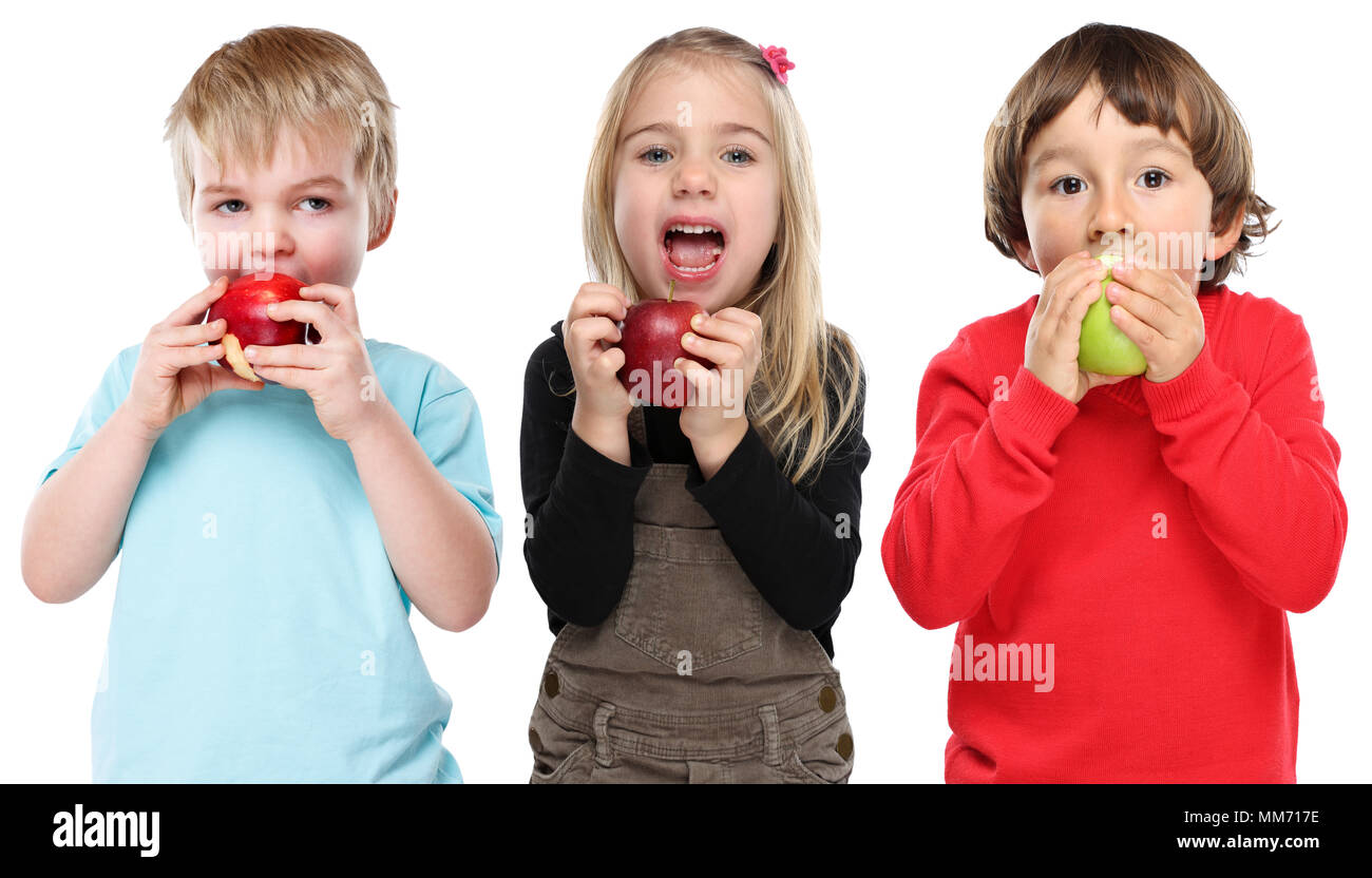 Groupe de jeunes enfants de manger pomme fruit automne automne sain isolé sur fond blanc Banque D'Images