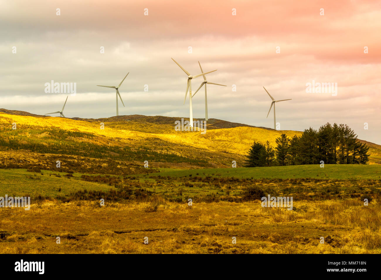 Les aubes de turbine tournant sur une ferme éolienne, d'éoliennes sur une colline de West Cork, Irlande Banque D'Images