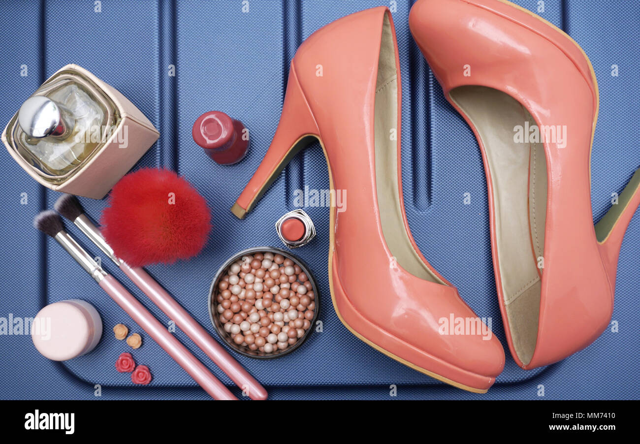 Chaussures, accessoires de beauté et produit cosmétique pour les femmes de couleur pastel, télévision gisait sur le fond bleu texture abstrait Banque D'Images