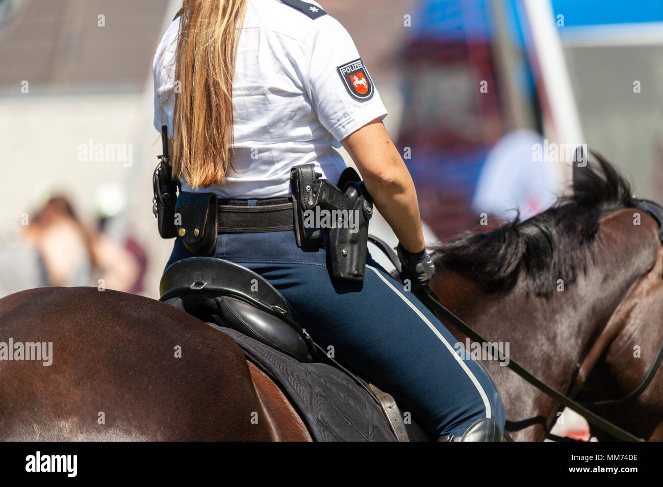 Cavalière de la police allemande repose sur un cheval de police. Le mot allemand Polizei signifie la police. Banque D'Images