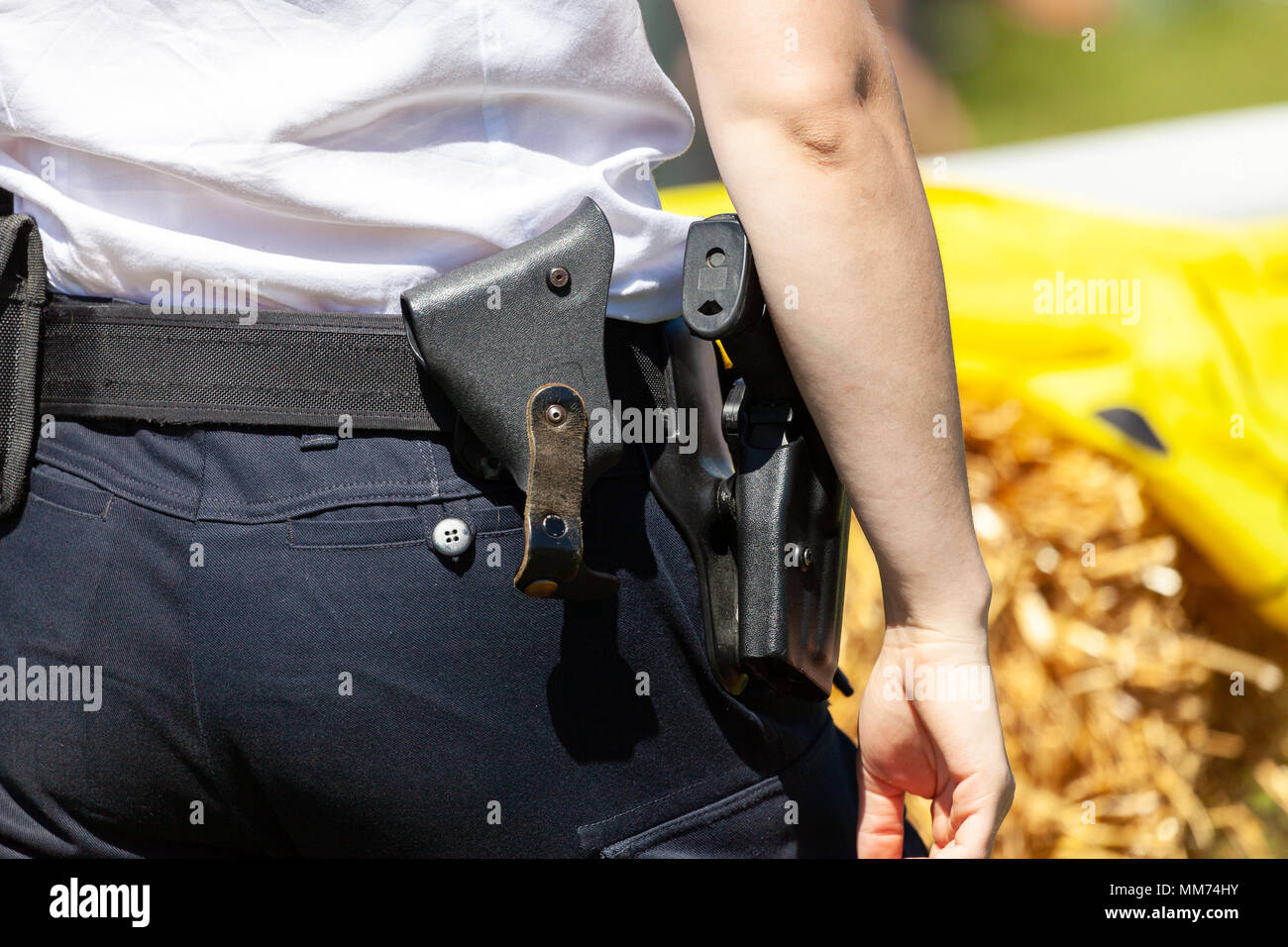 De retour d'une femme officier allemand avec une ceinture outils Banque D'Images