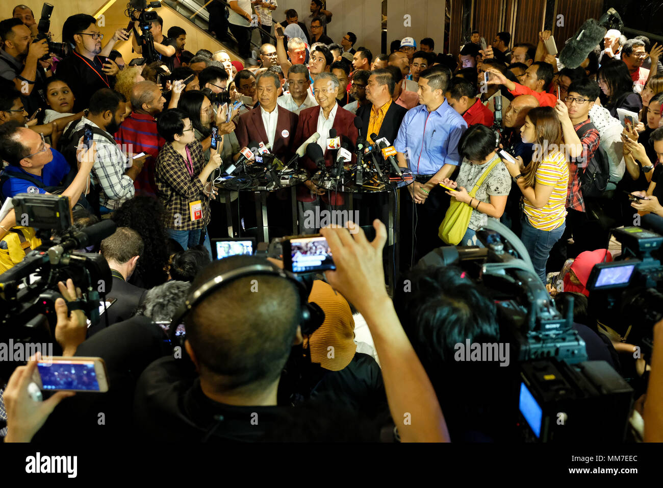 KUALA LUMPUR, MALAISIE - 9 mai : l'ancien premier ministre de Malaisie et président de la 'Pakatan Harapan" (l'Alliance de l'espoir) parler à la journaliste au cours de conférence de presse à l'intérieur de l'hôtel pour les 14e élections générales à Kuala Lumpur, Malaisie, le 9 mai 2018. Credit : Samsul dit/AFLO/Alamy Live News Banque D'Images