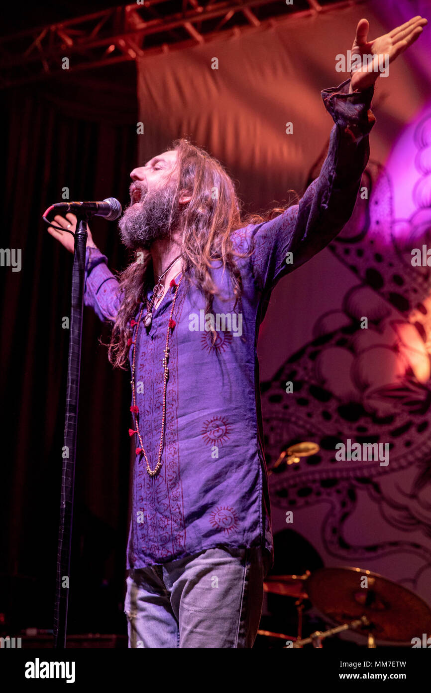 Las Vegas, NV, USA. 8 mai, 2018. ***Couverture maison*** Chris Robinson et à vol d'oiseau au Brooklyn Bowl à Las Vegas, NV, le 8 mai 2018. Pib : Crédit Photos/media/Alamy Punch Live News Banque D'Images