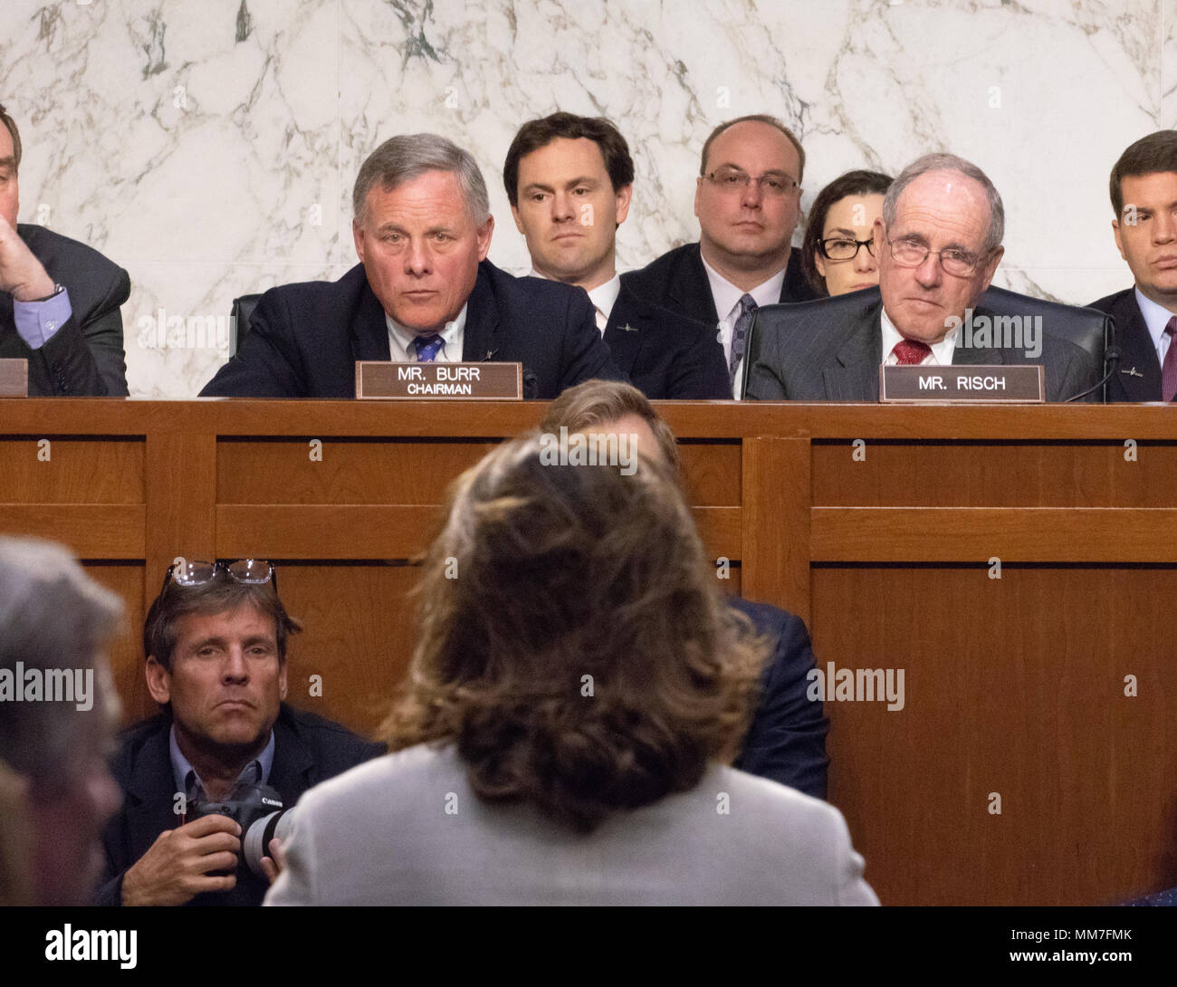 Washington, États-Unis d'Amérique. 09 mai, 2018. Le président Richard Burr (R-N.C.) (à gauche) et le sénateur James Risch (R-Texas) écouter comme candidat, directeur de la CIA, Gina Haspel (en premier plan) témoigne à son audience de confirmation du Comité sur le renseignement du Sénat sur la colline du Capitole à Washington, DC le mercredi 9 mai, 2018. (Photo de Jeff Malet) via le crédit photo : Newscom/Alamy Live News Banque D'Images