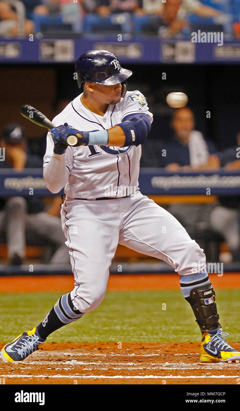 Saint Petersburg, Florida, USA. 9 mai, 2018. JIM DAMASKE | fois.Soleil Carlos Gomez (27) attend un terrain de mieux dans la 2ème manche pendant les Rays de Tampa Bay accueil match contre les Braves d'Atlanta au Tropicana Field de St. Petersburg, FL 5/9/2018. Crédit : Jim Damaske/Tampa Bay Times/ZUMA/Alamy Fil Live News Banque D'Images