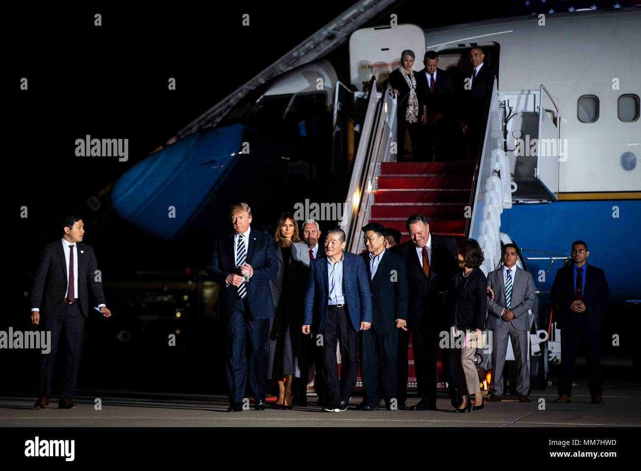 Joint Base Andrews, dans le Maryland, USA. 10 mai, 2018. Le Président américain Donald Trump et la première dame Melania Trump arrivent avec trois Américains détenus après leur arrivée en provenance de la Corée du Nord à Joint Base Andrews, dans le Maryland, aux États-Unis, le jeudi 10 mai 2018. La Corée du Nord a publié les trois citoyens américains qui avaient été arrêtés depuis deux ans, un geste de bonne volonté de l'avant d'un sommet prévu entre le Président Donald Trump et Kim Jong Un qui devrait dans les semaines à venir. Dpa : Crédit photo alliance/Alamy Live News Banque D'Images