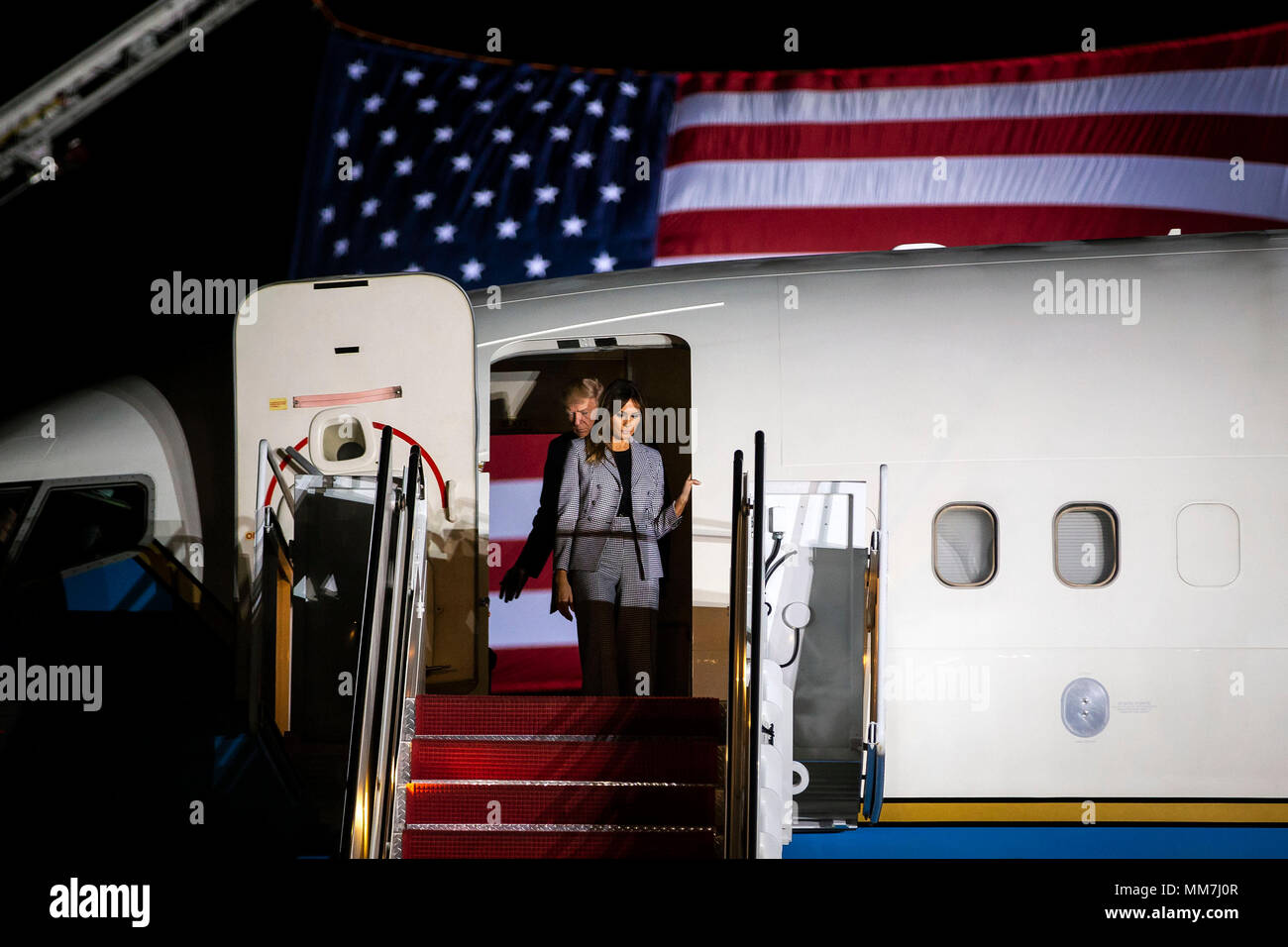 Joint Base Andrews, dans le Maryland, USA. 10 mai, 2018. Le Président américain Donald Trump et la première dame Melania Trump émergent d'un plan médical militaire avec trois Américains détenus après leur arrivée en provenance de la Corée du Nord à Joint Base Andrews, dans le Maryland, aux États-Unis, le jeudi 10 mai 2018. La Corée du Nord a publié les trois citoyens américains qui avaient été arrêtés depuis deux ans, un geste de bonne volonté de l'avant d'un sommet prévu entre le Président Donald Trump et Kim Jong Un qui devrait dans les semaines à venir. Dpa : Crédit photo alliance/Alamy Live News Banque D'Images