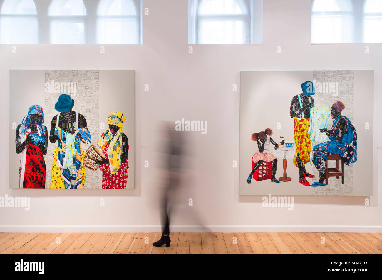 Octobre Gallery, Londres, Royaume-Uni. 10 mai, 2018. L'artiste Kamuanga Eddy Ilunga vit et travaille à Kinshasa, République démocratique du Congo. Son exposition solo au Royaume-Uni 'Responsabilité' fragile est spécifiquement axées sur l'économie de la porcelaine au Congo, qui a été utilisé comme monnaie dans le commerce d'esclaves pendant l'époque coloniale. Ilunga est une étoile montante dans le mouvement de l'Art Contemporain Africain. Photo : Galerie personnel avec 6 & 5 Fragile Fragile, 2018. Credit : Malcolm Park/Alamy Live News. Banque D'Images