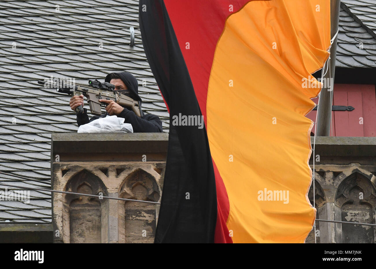 10 mai 2018, l'Allemagne, Aix-la-Chapelle : un tireur debout sur le toit de l'hôtel de ville. Charlemagne le prix sera attribué au président français Emmanuel Macron ici plus tard aujourd'hui. Photo : afp/Henning Kaiser Banque D'Images