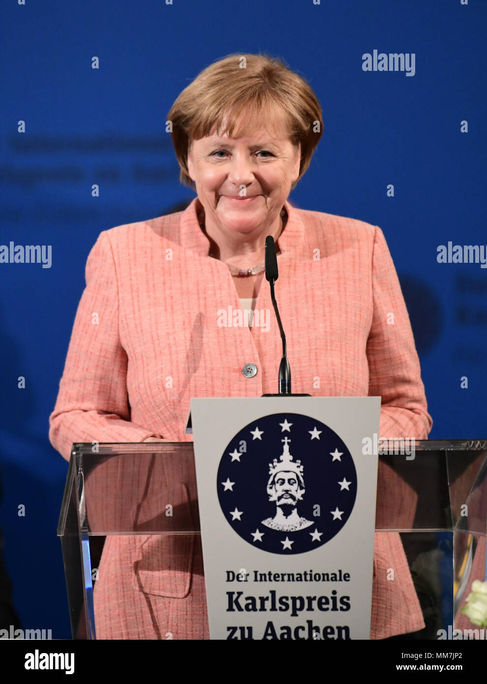10 mai 2018, l'Allemagne, Aix-la-Chapelle : la chancelière allemande de l'Union chrétienne-démocrate (CDU), Angela Merkel, en tenant le discours honorifique pour le président français Emmanuel Macron qui, pour son service à l'unité européenne, a reçu le prix international de Charlemgane. Photo : Ina Fassbender/dpa Banque D'Images
