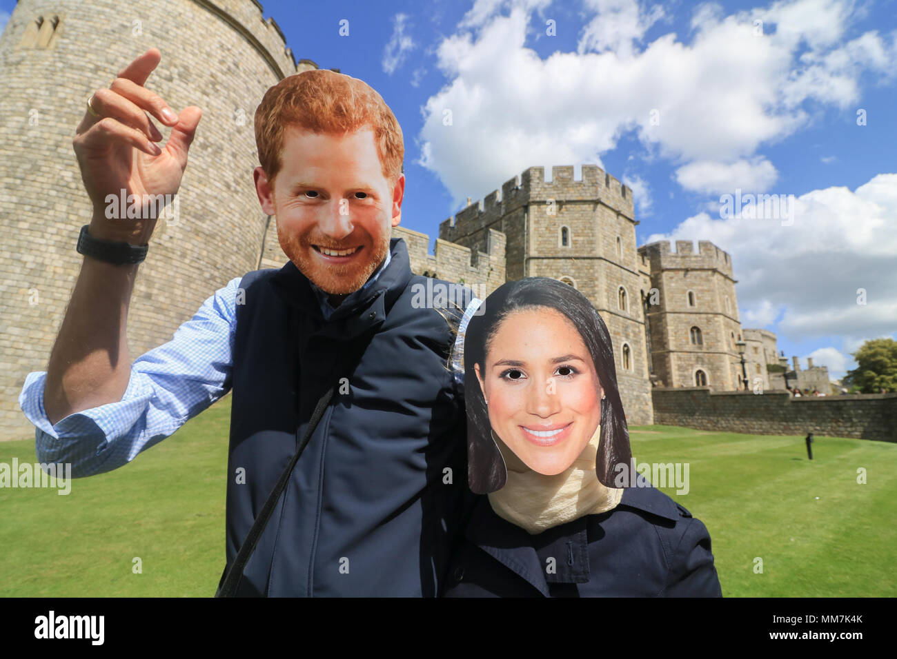 Windsor, Berkshire UK. 10 mai 2018. Le Prince Harry et les touristes portant des masques Meghan Markle posent devant le château de Windsor avec un peu plus d'une semaine jusqu'à la chapelle de mariage Windsor le 19 mai 2018 Crédit : amer ghazzal/Alamy Live News Banque D'Images