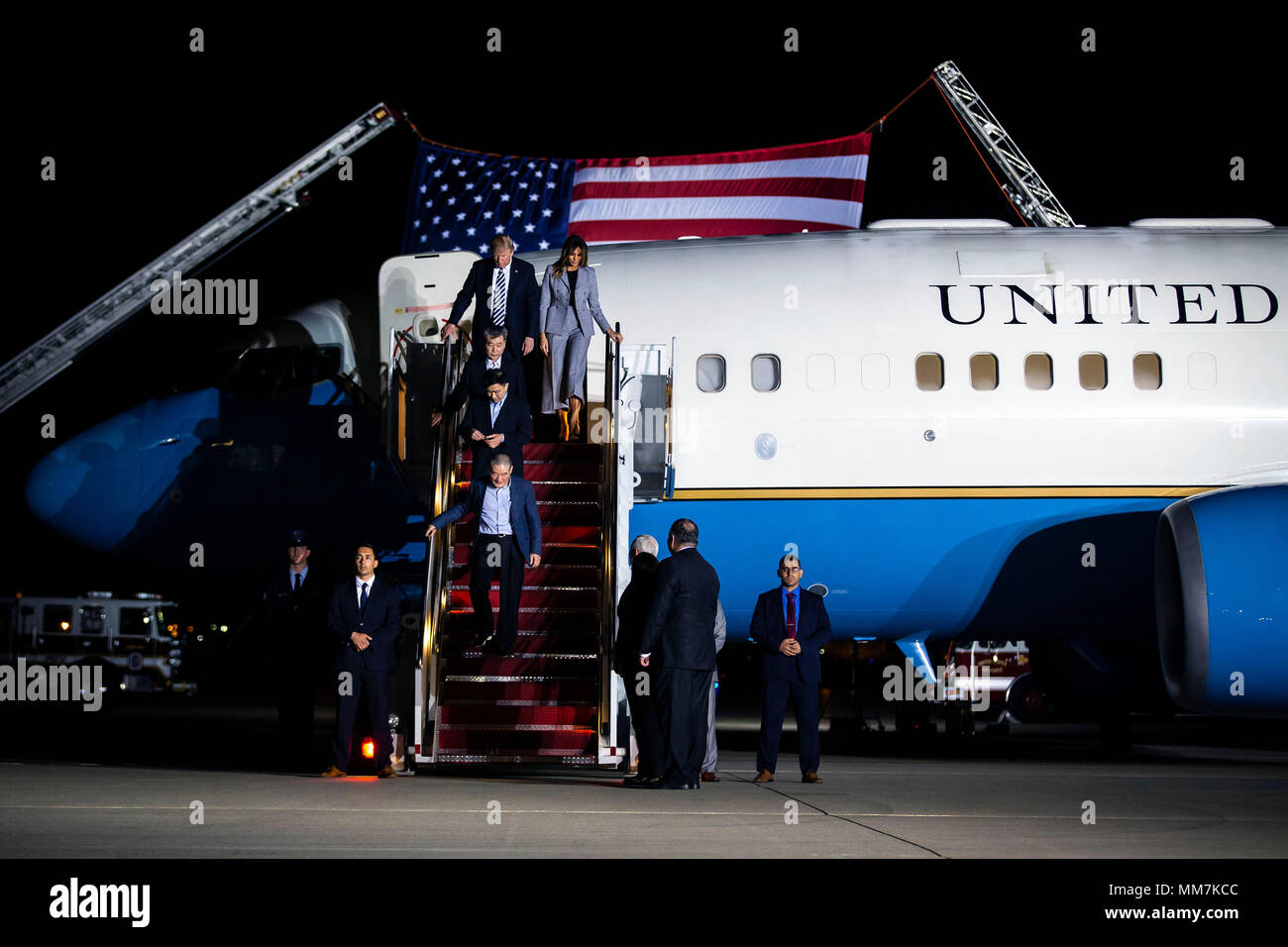 Le Président américain Donald Trump et la première dame Melania Trump arrivent avec trois Américains détenus après leur arrivée en provenance de la Corée du Nord à Joint Base Andrews, dans le Maryland, aux États-Unis, le jeudi 10 mai 2018. La Corée du Nord a publié les trois citoyens américains qui avaient été arrêtés depuis deux ans, un geste de bonne volonté de l'avant d'un sommet prévu entre le Président Donald Trump et Kim Jong Un qui devrait dans les semaines à venir. Crédit : Al Drago/piscine par CNP /MediaPunch Banque D'Images