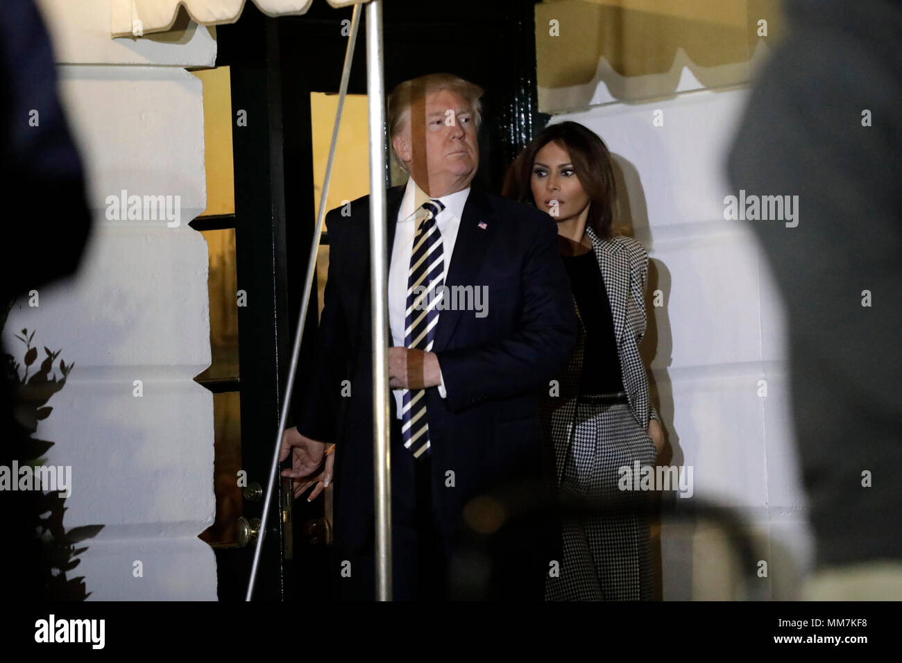 Le Président américain Donald Trump et la Première Dame Melania Trump à pied hors de la Maison Blanche à bord d'un marin pour un événement à Joint Base Andrews à Washington, DC, États-Unis, le jeudi 10 mai 2018. La Corée du Nord a publié les trois citoyens américains qui avaient été arrêtés depuis deux ans, un geste de bonne volonté de l'avant d'un sommet prévu entre Trump et Kim Jong Un qui devrait dans les semaines à venir. Crédit : Yuri Gripas/piscine par CNP /MediaPunch Banque D'Images