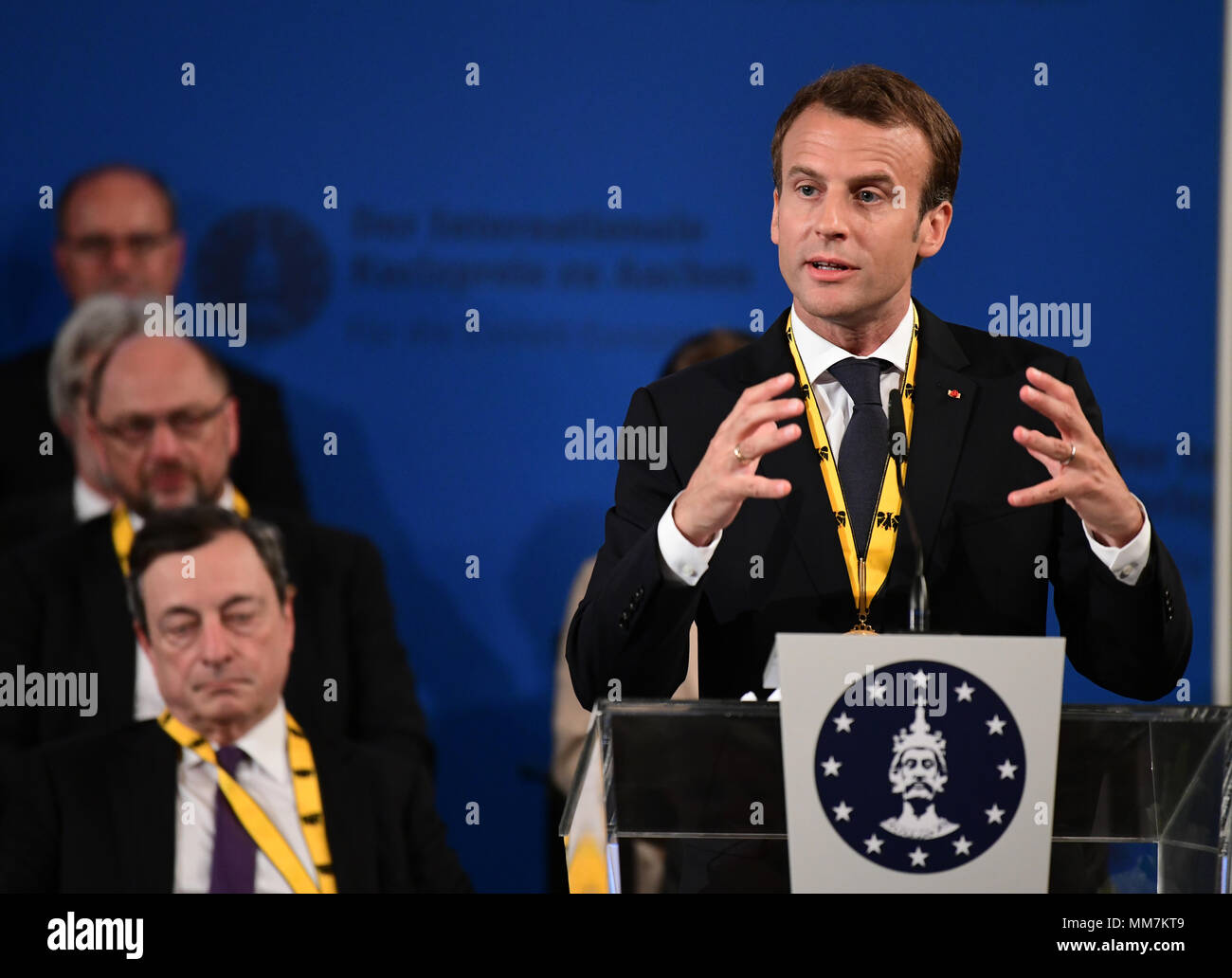 10 mai 2018, l'Allemagne, Aix-la-Chapelle : le président français Emmanuel Macron parlant après avoir reçu le prix Charlemagne. Le président français est, pour son service à l'unité européenne, qui reçoit le prix international de Charlemgane. Photo : Ina Fassbender/dpa dpa : Crédit photo alliance/Alamy Live News Banque D'Images