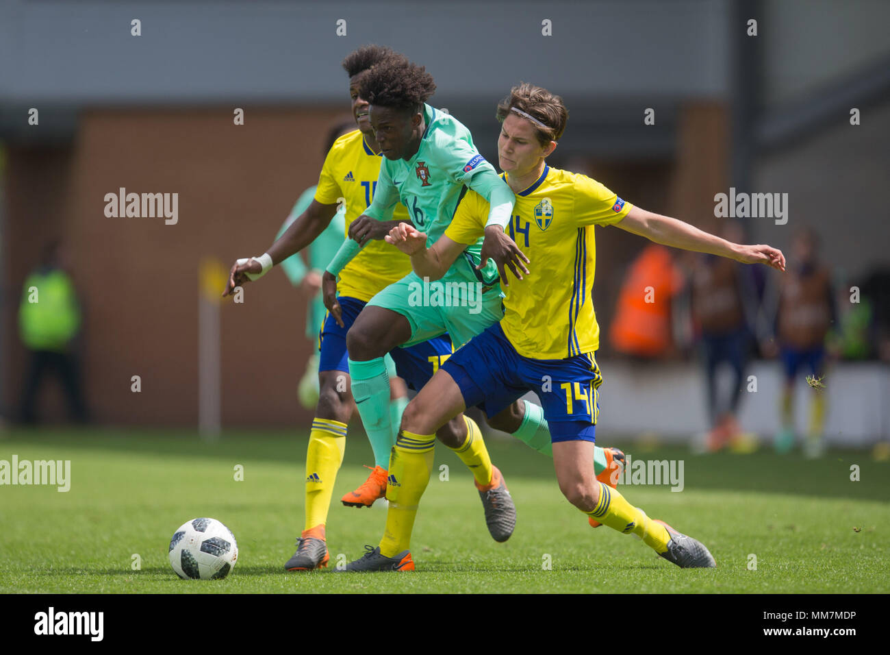 Burton upon Trent, Royaume-Uni. 10e Mau en 2018. Felix Correia (Portugal) ignore passé Rasmus Wikstom (Suède) au cours de la saison 2018 du Championnat des moins de 17 ans Groupe B match entre la Suède et le Portugal à Pirelli Stadium le 10 mai 2018 à Burton upon Trent, en Angleterre. Credit : PHC Images/Alamy Live News Banque D'Images