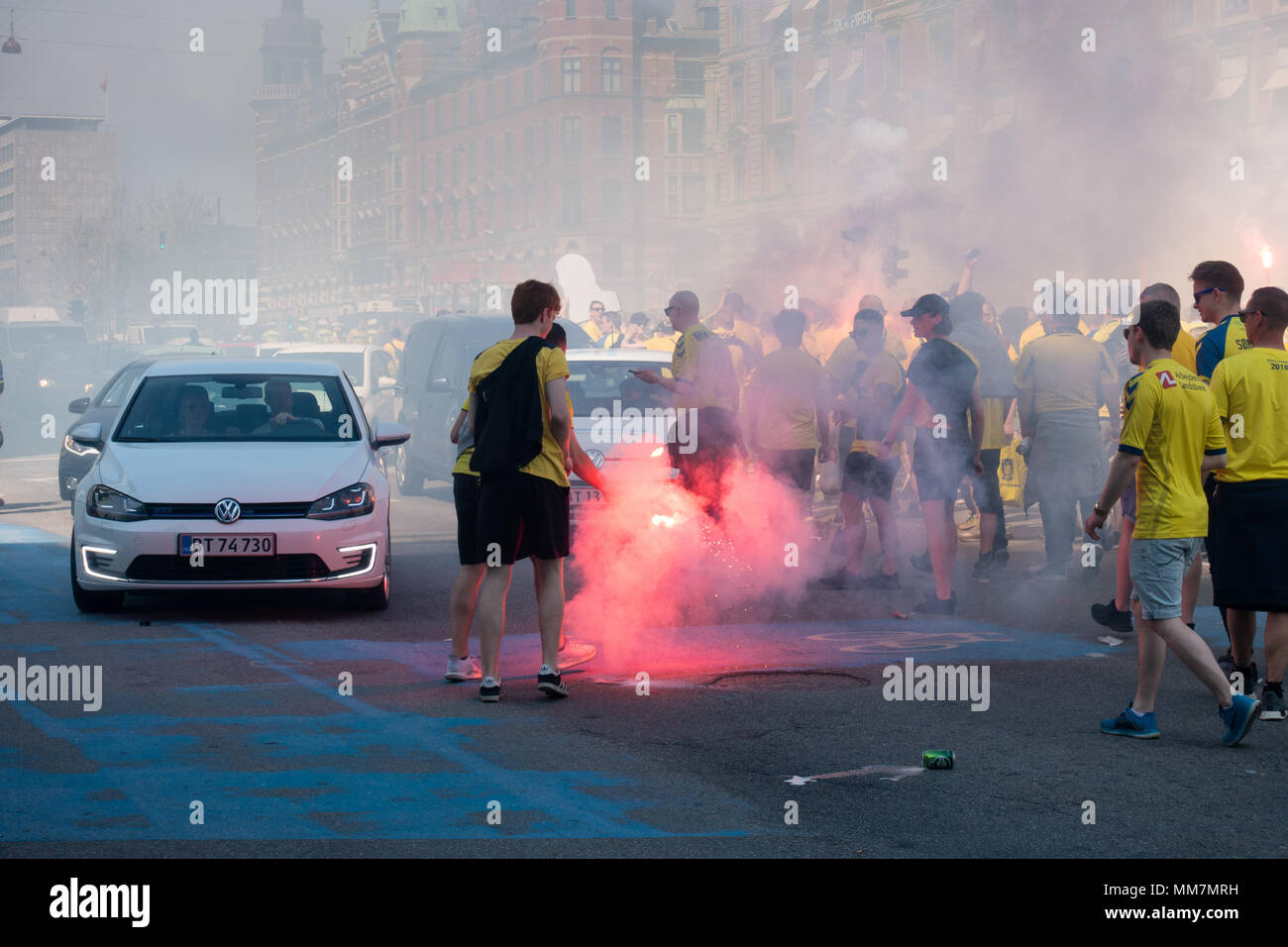 Copenhague, Danemark. Les supporters de football Brøndby IF dans l'inondation de la rue de la place de l'Hôtel de ville de Copenhague, de boire, de l'éclairage d'artifice et bloque la circulation juste avant la finale de la Coupe du Danemark. Credit : Hugh Mitton/Alamy Live News Banque D'Images