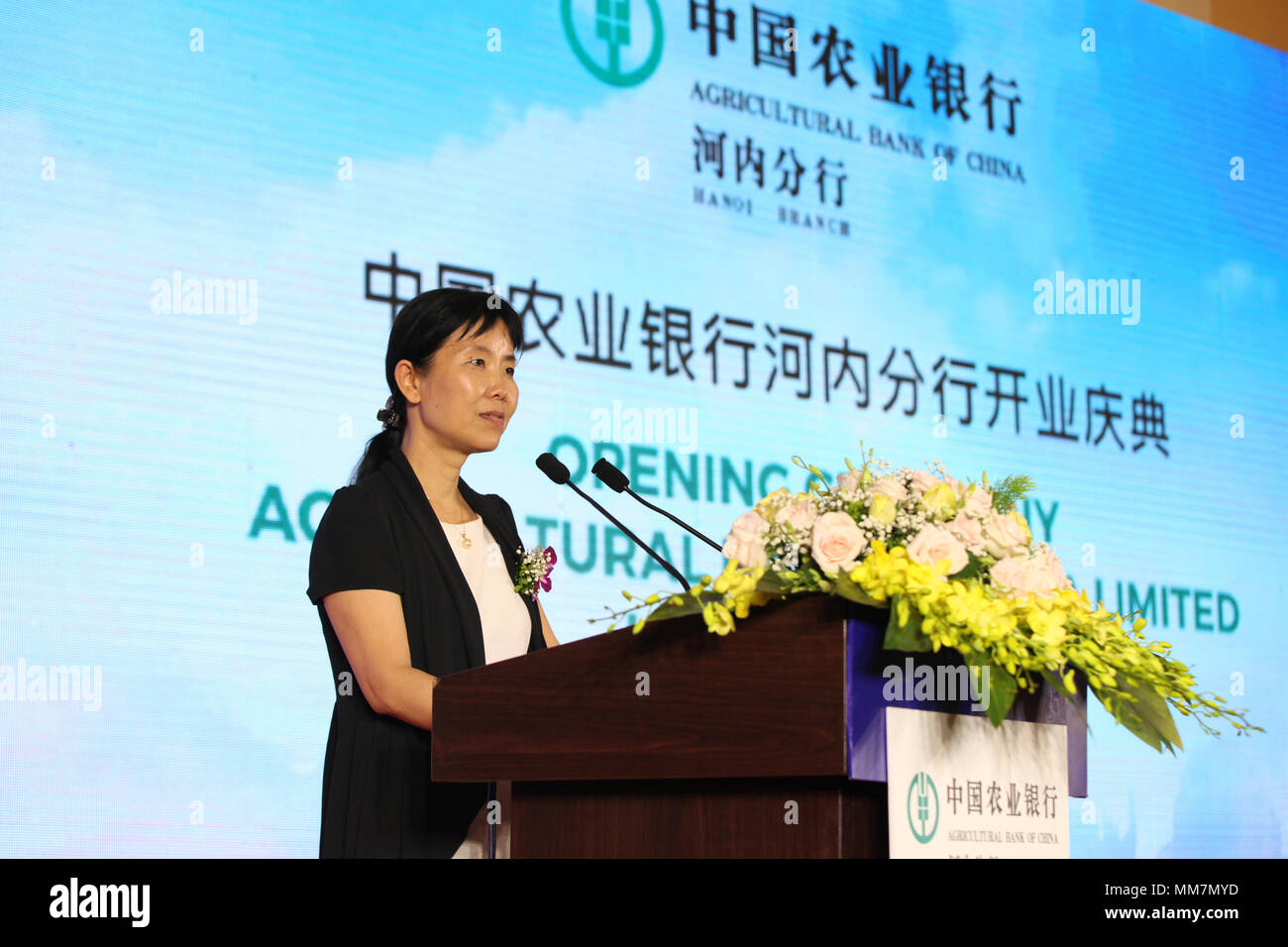 (180510) -- HANOI, 10 mai 2018 (Xinhua) -- Yin Haihong, chargé d'affaires de l'ambassade de Chine au Vietnam, livre un discours à la cérémonie d'ouverture de la succursale de Hanoi la Banque agricole de Chine en capitale du Vietnam Hanoi le 9 mai 2018. La direction de Hanoi de la Banque agricole de Chine fait debut ici mercredi avec le témoignage de fonctionnaires chinois et vietnamiens. (Xinhua/Wang Di) (zxj) Banque D'Images