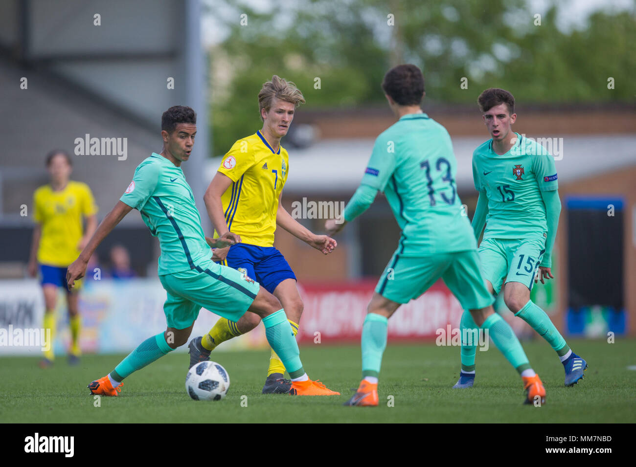 Fredrik Hammar (Suède) tente de glisse la balle passé ses repères pendant l'UEFA Euro 2018 Championnat des moins de 17 ans Groupe B match entre la Suède et le Portugal à Pirelli Stadium le 10 mai 2018 à Burton upon Trent, en Angleterre. (Photo : Richard Burley/phcimages.com) Banque D'Images