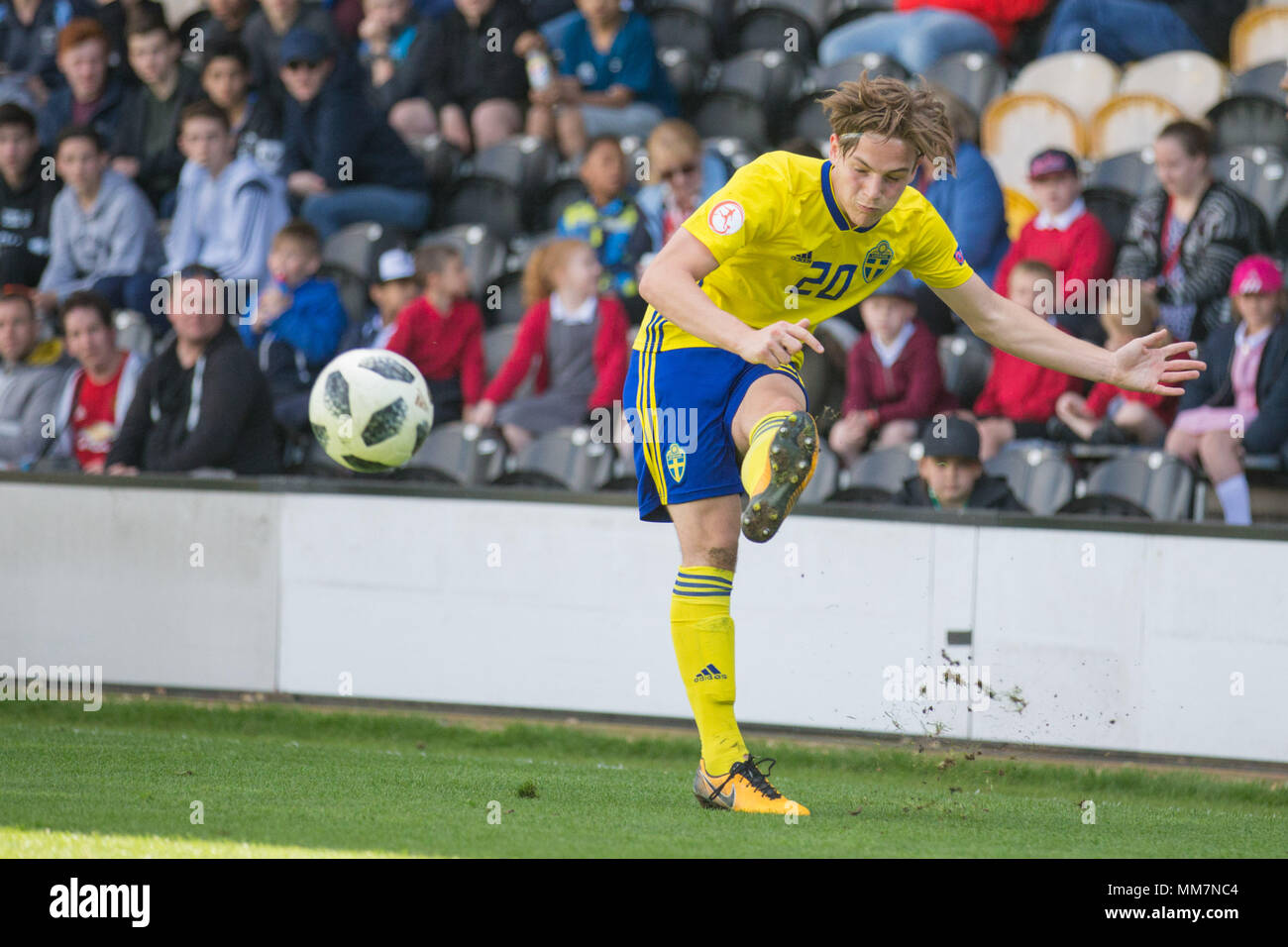 Samuel Olson (Suède) l'envoie dans une croix au cours de la saison 2018 du Championnat des moins de 17 ans Groupe B match entre la Suède et le Portugal à Pirelli Stadium le 10 mai 2018 à Burton upon Trent, en Angleterre. (Photo : Richard Burley/phcimages.com) Banque D'Images