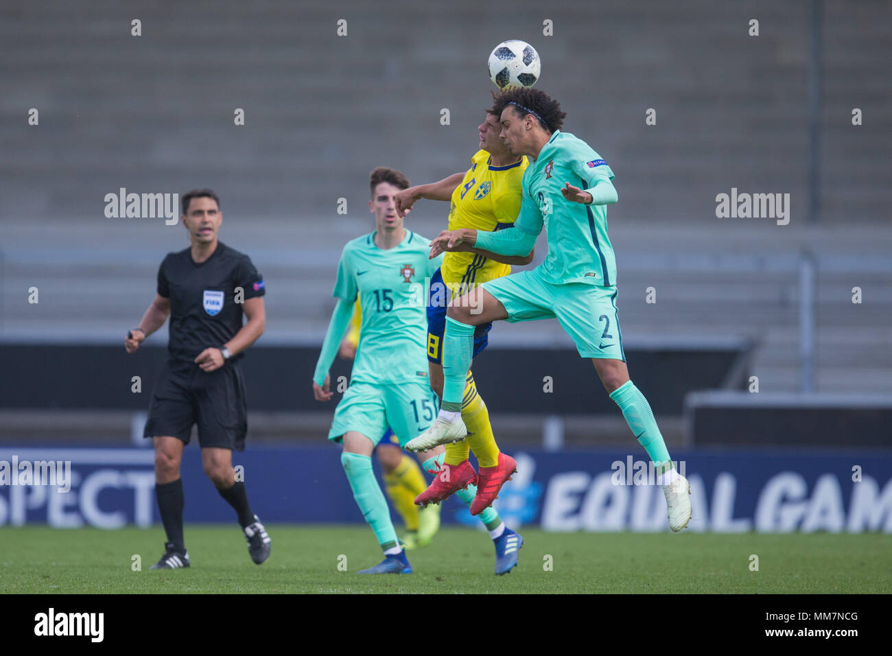 Kevin Ackermann (Suède) et Tomas Tavares (Portugal) défi pour la balle durant le championnat d'Europe 2018 Championnat des moins de 17 ans Groupe B match entre la Suède et le Portugal à Pirelli Stadium le 10 mai 2018 à Burton upon Trent, en Angleterre. (Photo : Richard Burley/phcimages.com) Banque D'Images