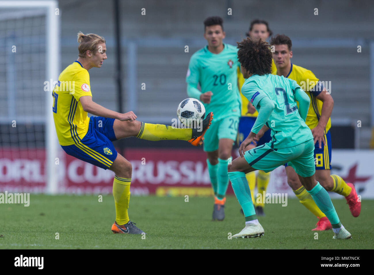 Sylvin Kayembe (Suède) hameçons la balle de l'avant au cours de la saison 2018 du Championnat des moins de 17 ans Groupe B match entre la Suède et le Portugal à Pirelli Stadium le 10 mai 2018 à Burton upon Trent, en Angleterre. (Photo : Richard Burley/phcimages.com) Banque D'Images