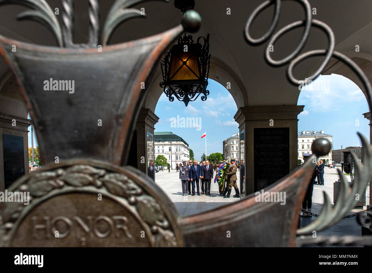 Varsovie, Pologne. 10 mai, 2018. Le Président tchèque Milos Zeman, centre, mis à couronne au Soldat inconnu tombe, lors de sa visite à Varsovie, Pologne, le 10 mai 2018. Photo : CTK/Tanecek Photo/Alamy Live News Banque D'Images