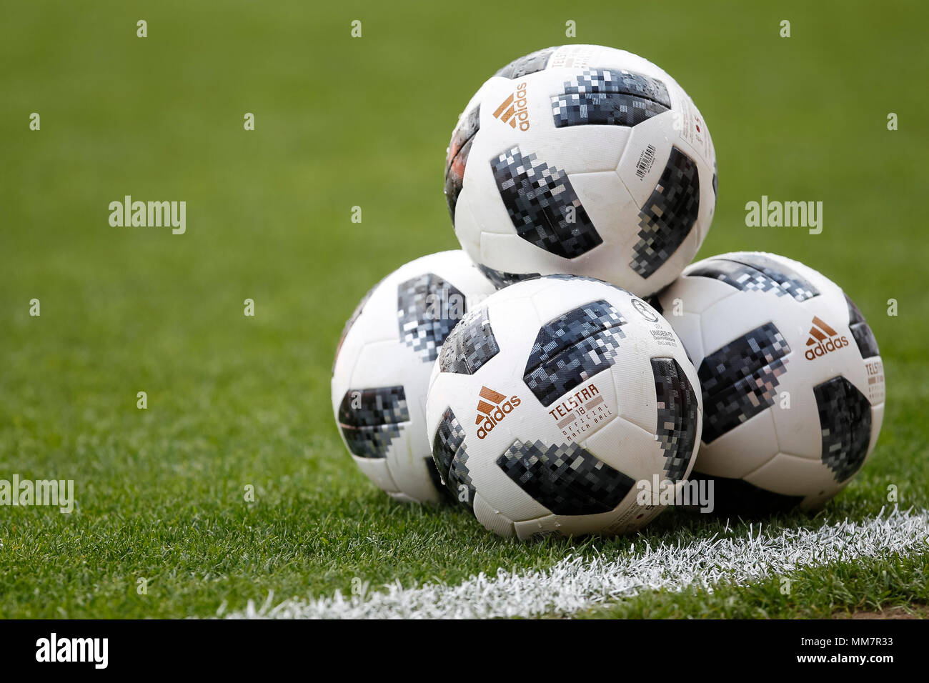 Burton upon Trent, Royaume-Uni. 10 mai 2018. Reading, UK. 10 mai 2018. Ballons officiels Adidas Telstar avant l'UEFA Euro 2018 Championnat des moins de 17 ans un groupe de correspondance entre la Suisse et l'Angleterre au stade de New York le 10 mai 2018 à Reading, en Angleterre. Credit : PHC Images/Alamy Live News Credit : PHC Images/Alamy Live News Credit : PHC Images/Alamy Live News Banque D'Images