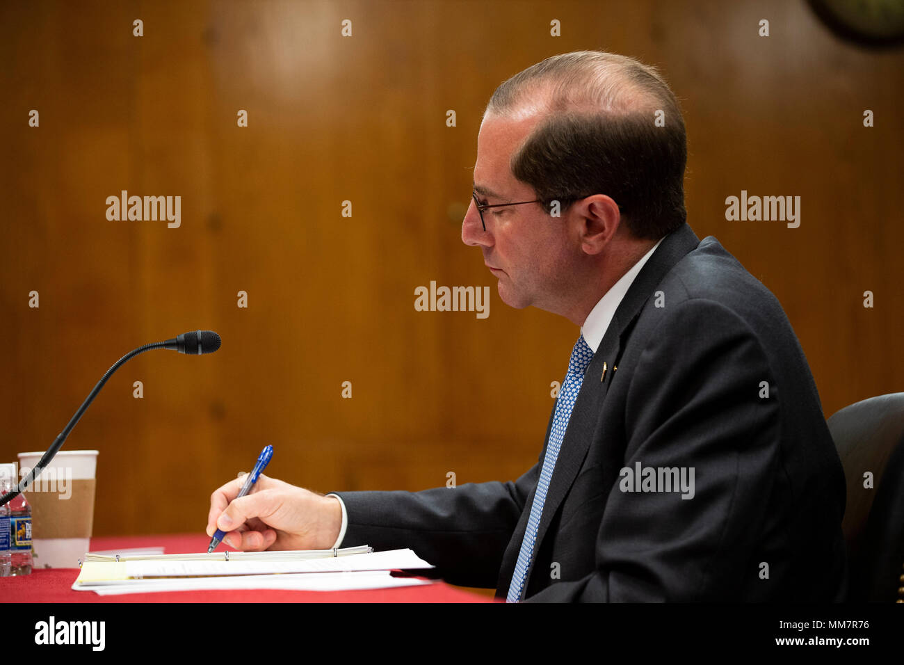 Washington, USA. 10 mai, 2018. United States Secretary of Health and Human Services Alex Azar témoigne devant le comité des crédits du Sénat au cours d'une audience sur l'année financière 2019 budget sur la colline du Capitole à Washington, DC Le 10 mai 2018. Crédit : l'accès Photo/Alamy Live News Banque D'Images