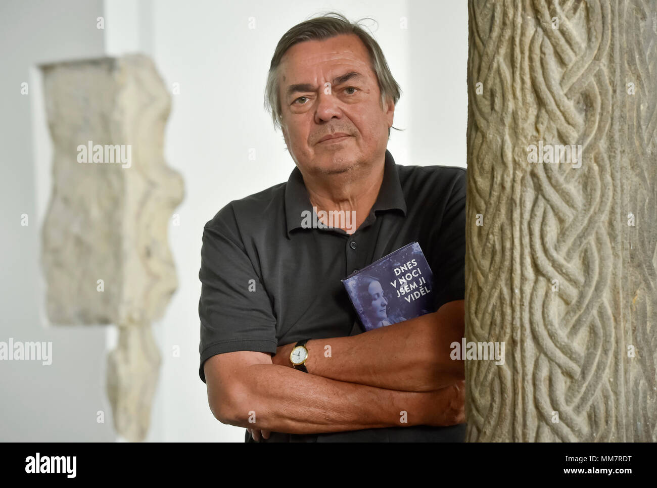 Prague, République tchèque. 10 mai, 2018. L'écrivain slovène, dramaturge et essayiste, Drago Jancar présente son roman je l'ai vu hier soir, lors du 24e Salon International du livre et du Festival littéraire Book World 2018 Prague, République tchèque, le 10 mai 2018. Photo : CTK Vit Simanek/Photo/Alamy Live News Banque D'Images