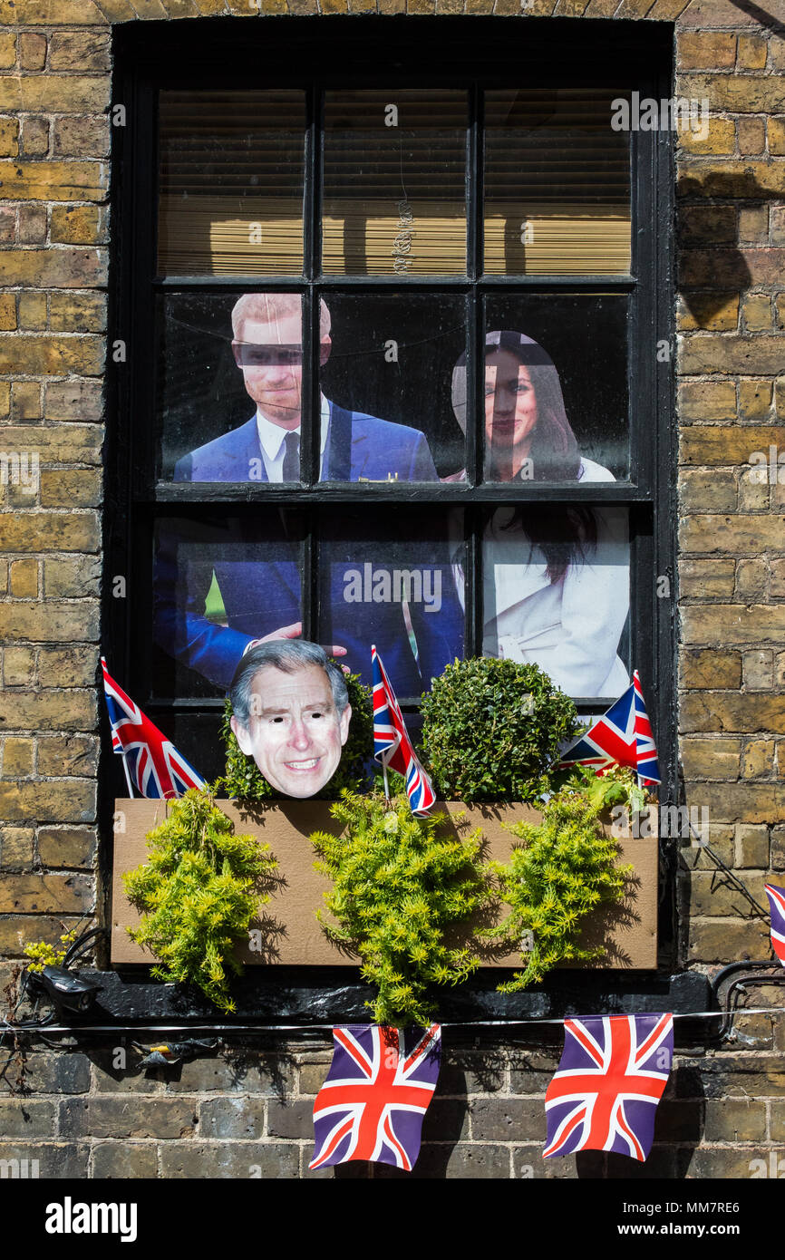 Windsor, Royaume-Uni. 10 mai, 2018. Les deux brasseries pub est l'une des nombreuses entreprises du centre-ville, décoré avec des banderoles et des découpes en carton, le prince Harry et Meghan Markle en préparation pour leur mariage le 19 mai. Credit : Mark Kerrison/Alamy Live News Banque D'Images