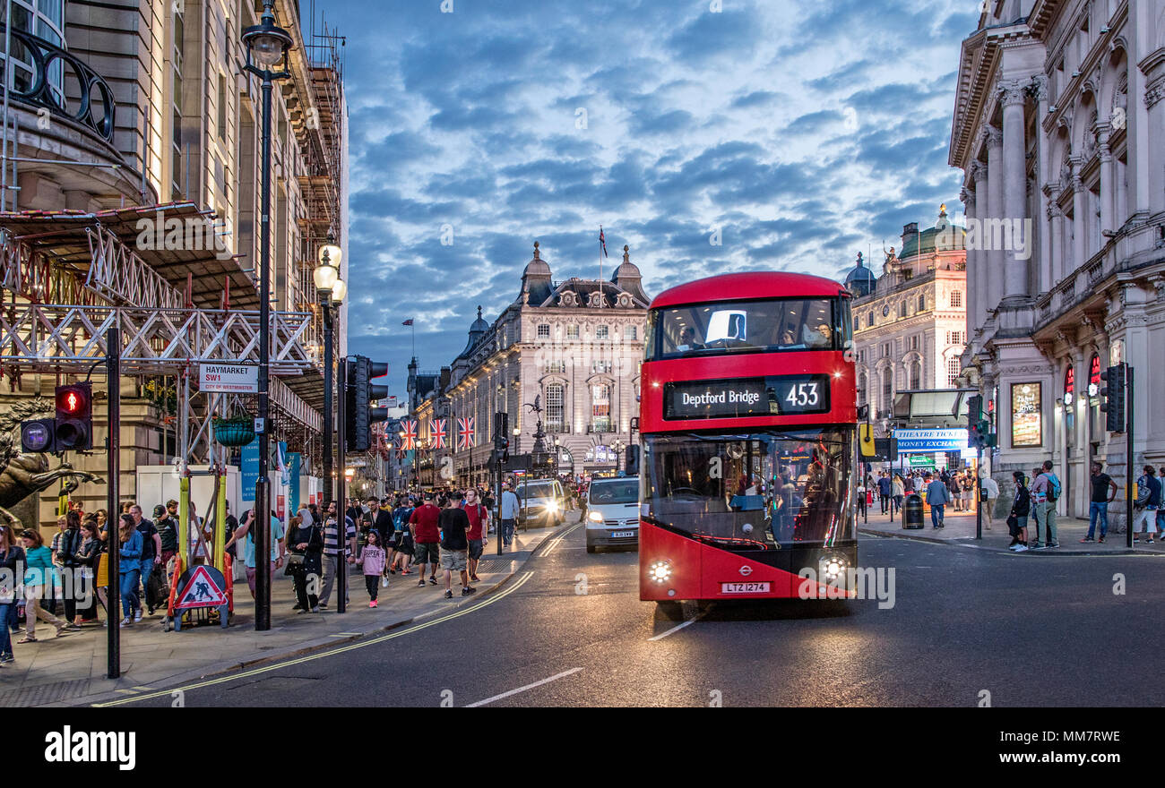 West End London bus rouge la nuit UK Banque D'Images
