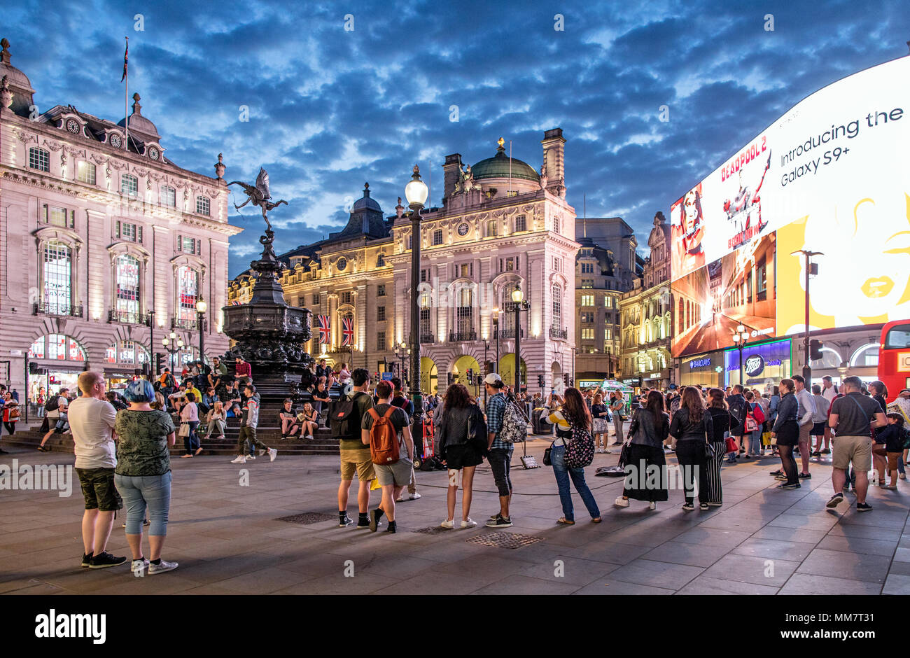 Piccadilly Circus la nuit London UK Banque D'Images