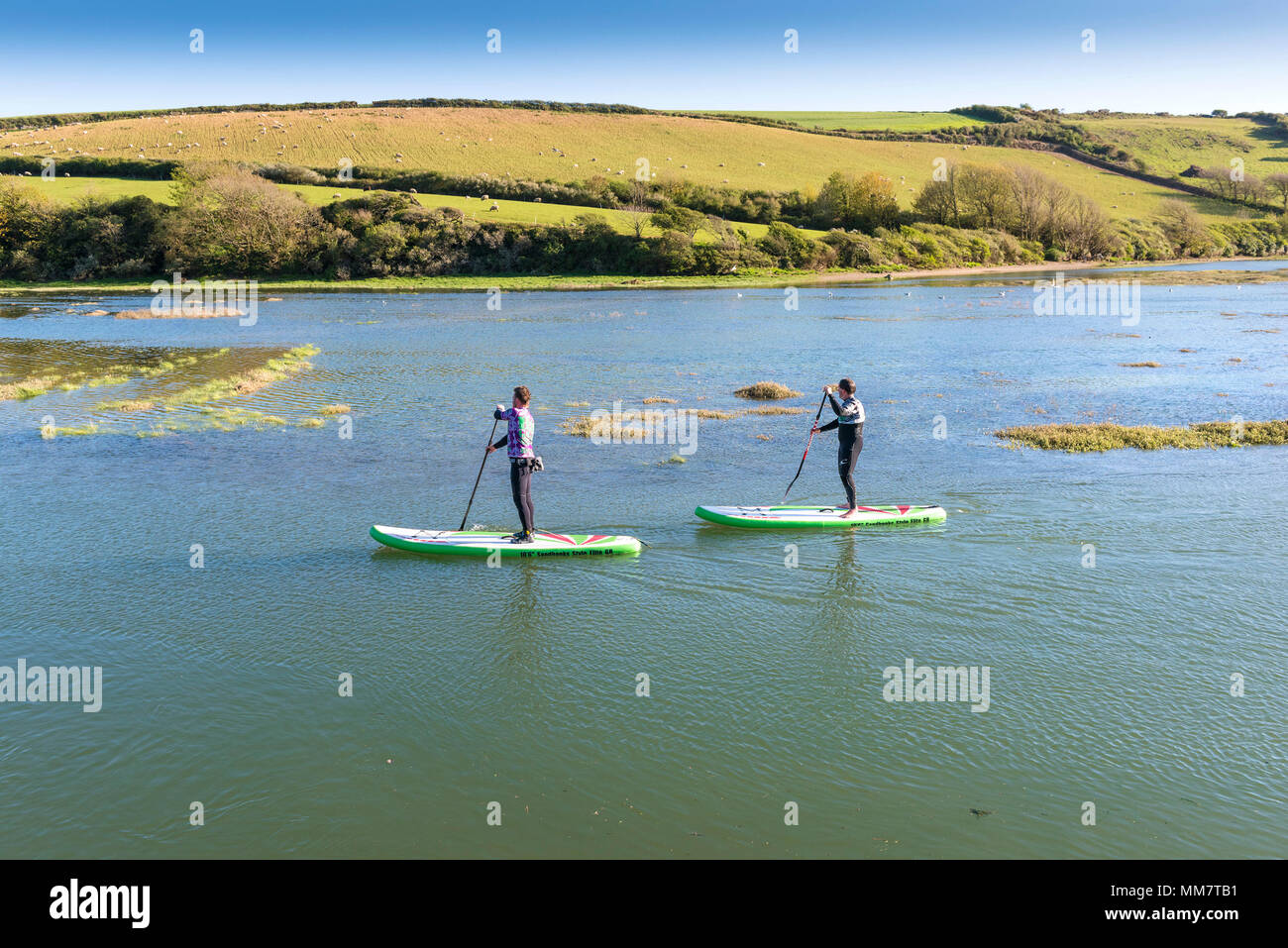 Paddleboarders sur la rivière Gannel à Newquay Cornwall. Banque D'Images