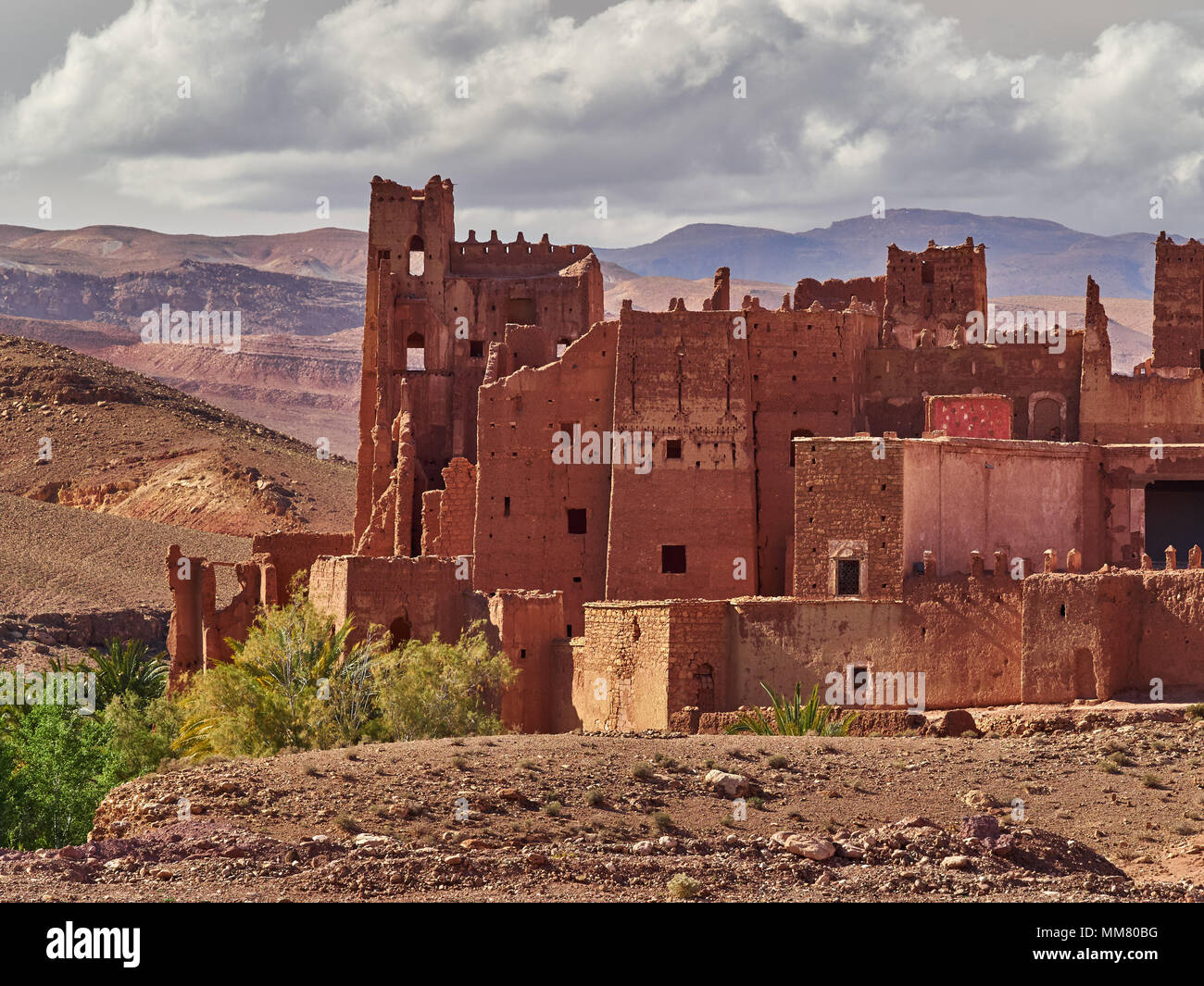 Ancienne kasba Ath Benhadu, une forteresse avec de hauts murs au sommet d'une colline, Ouarzazate, Maroc district. Banque D'Images
