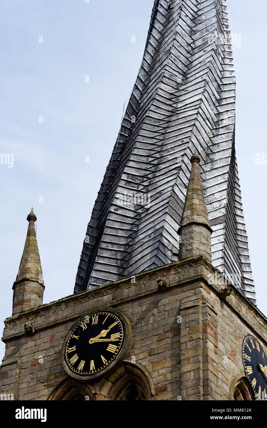 Chesterfield's crooked spire sur célèbre St Mary's Parish Church Banque D'Images