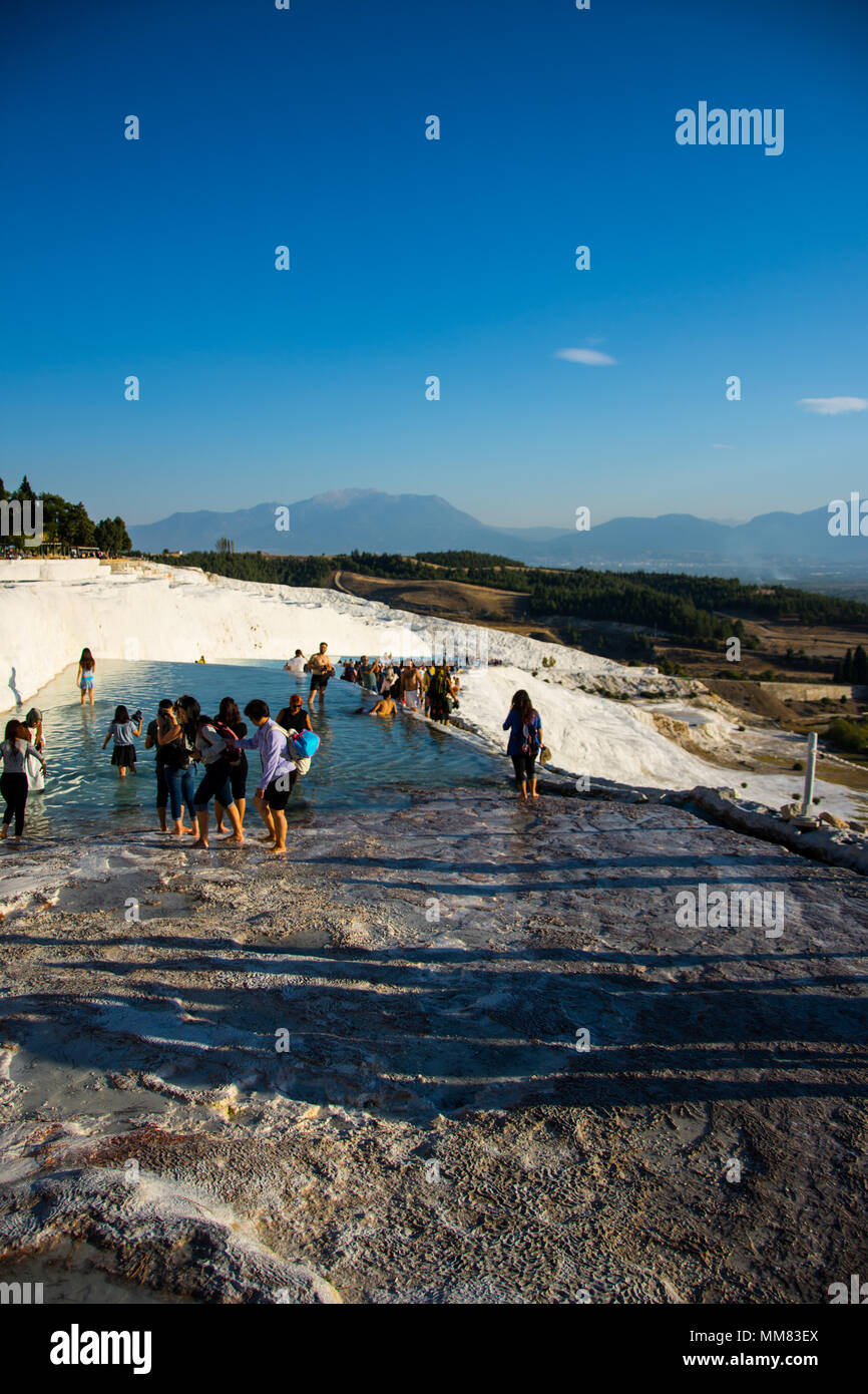 Les touristes la nage et la marche dans les piscines d'eau thermale à Pamukkale Banque D'Images