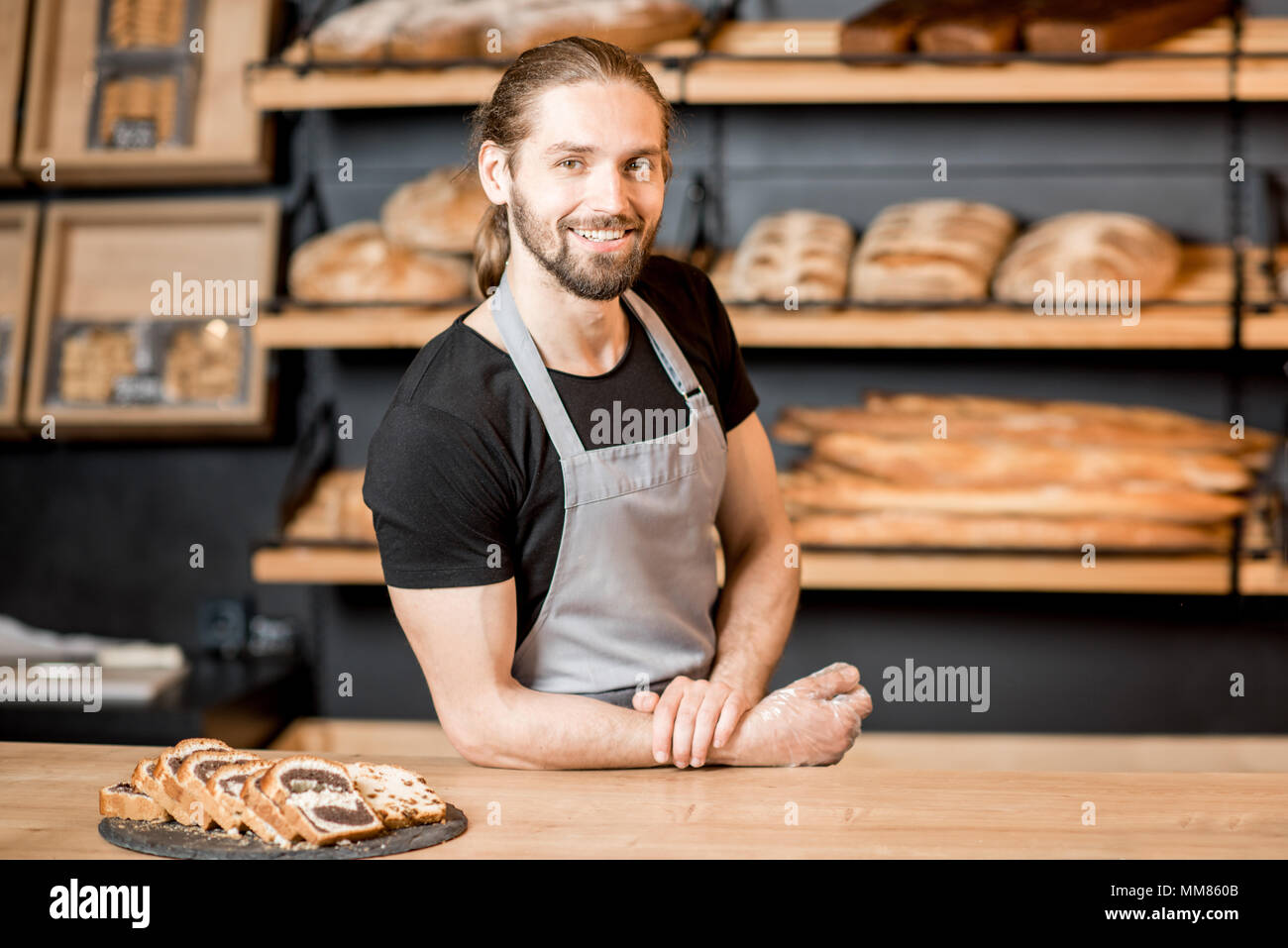 Les vendeurs de pain à la boulangerie de travail shop Banque D'Images