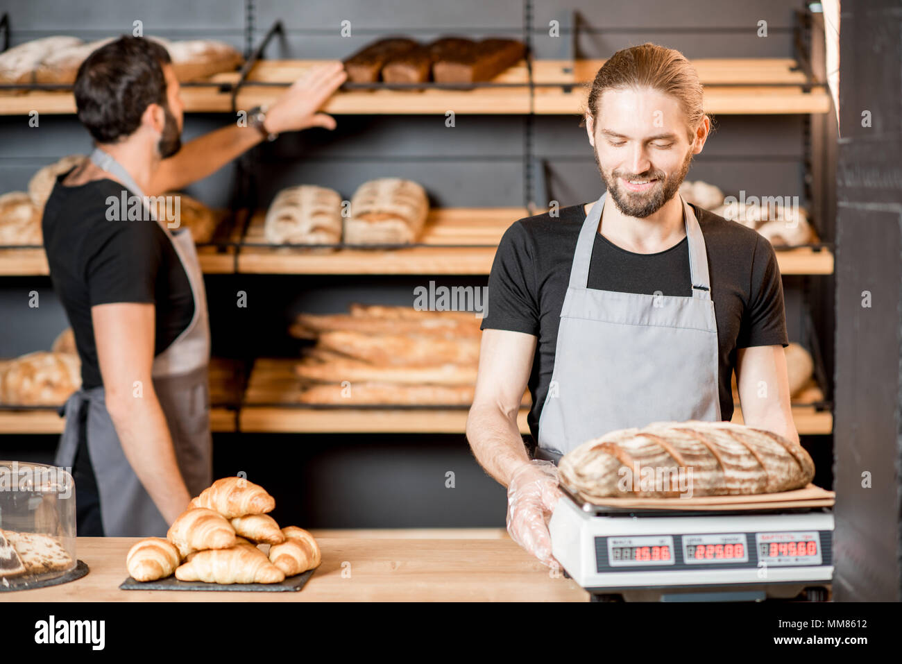 Les vendeurs de pain à la boulangerie de travail shop Banque D'Images