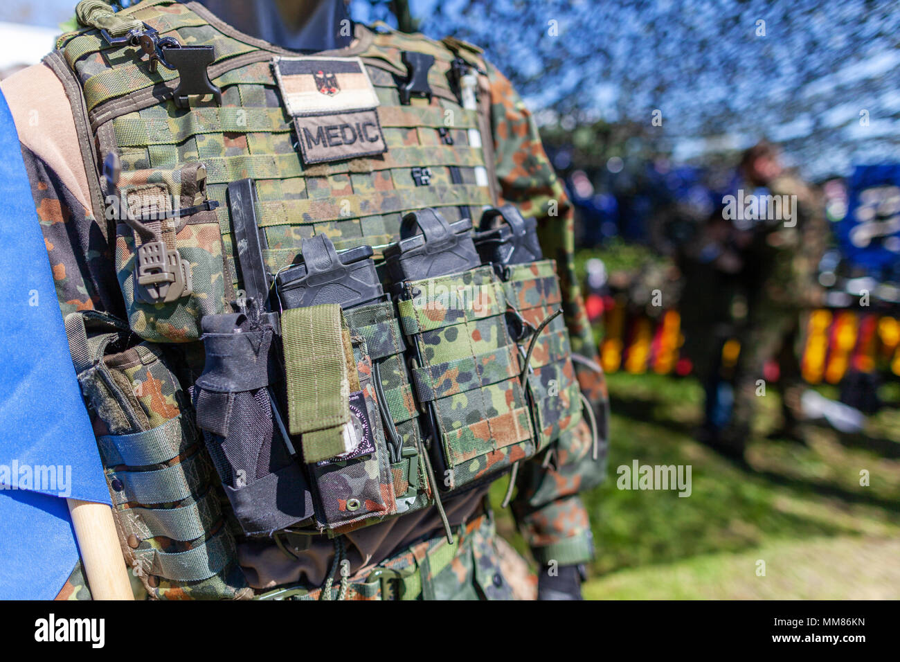 Soldat allemand gilet de protection avec des magazines et d'autres outils  Photo Stock - Alamy
