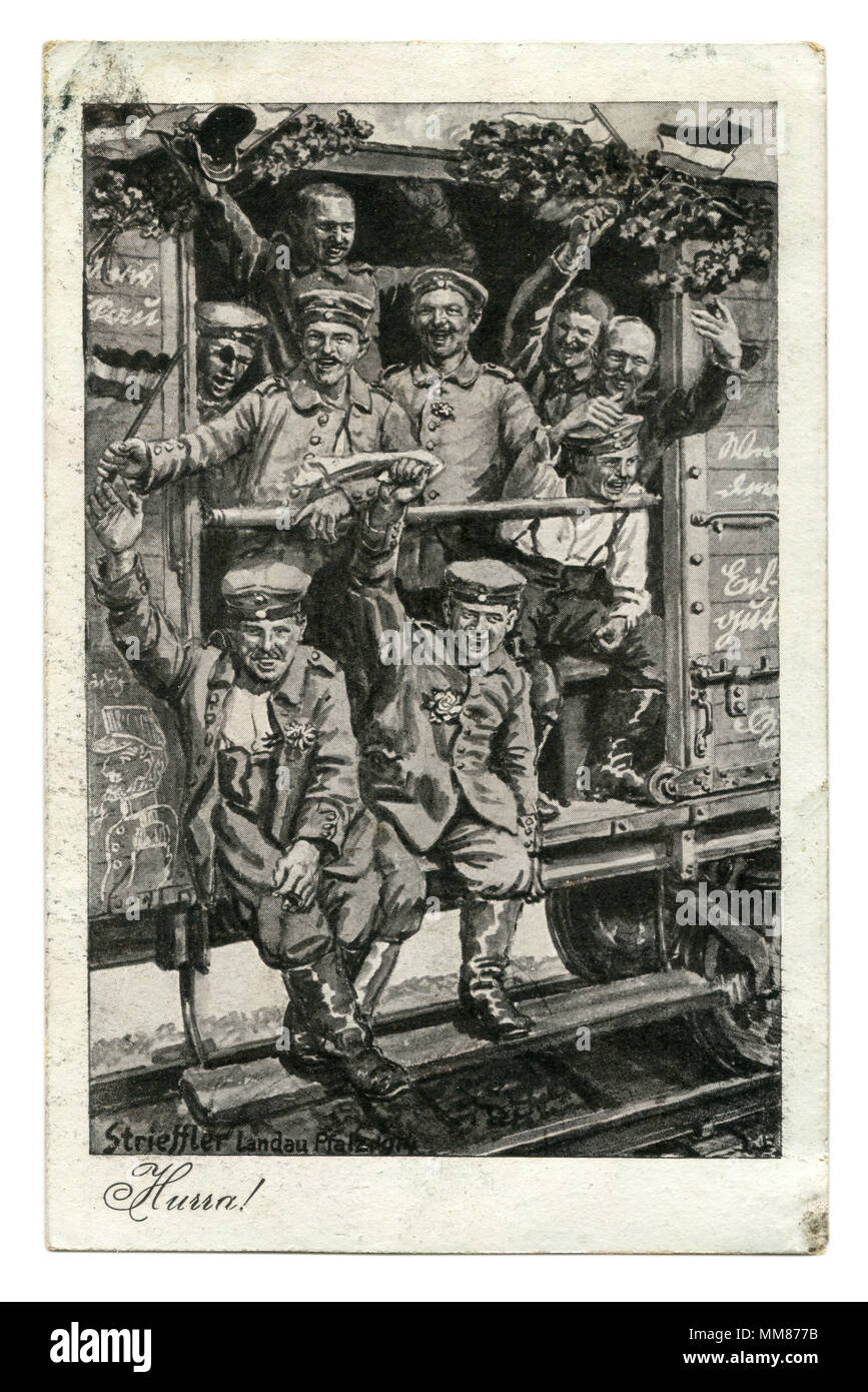 Ancienne carte postale allemande : Hourra ! Fin de la guerre, de retour à la maison. Train militaire avec des soldats, le chariot sur le chemin de fer. la première guerre mondiale 1914-1918, Allemagne Banque D'Images