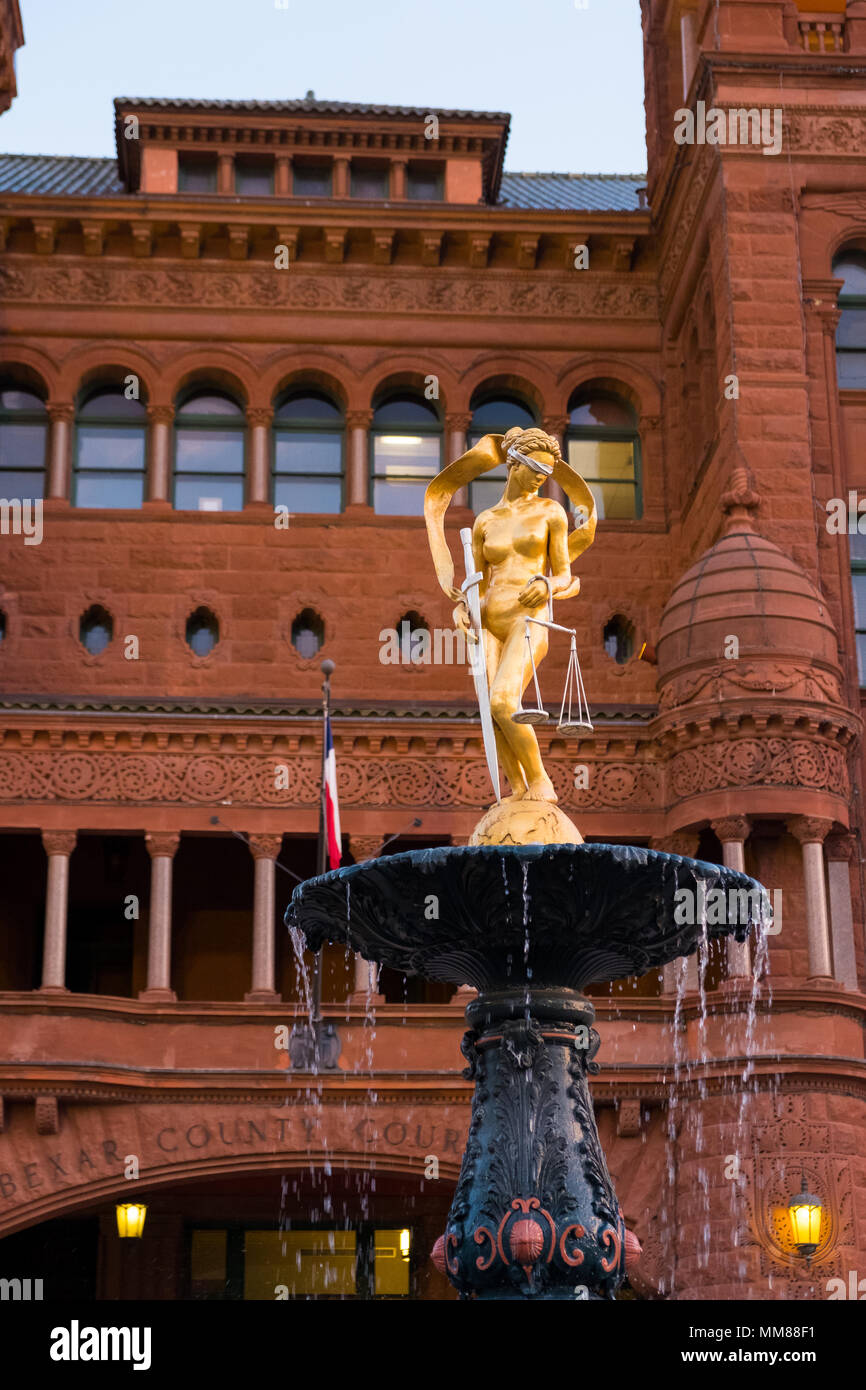 San Antonio, Texas - 18 Avril 2018 : le palais de justice du comté de Brexar historique situé au centre-ville dans la plaza principale près de la rivière à pied. Banque D'Images