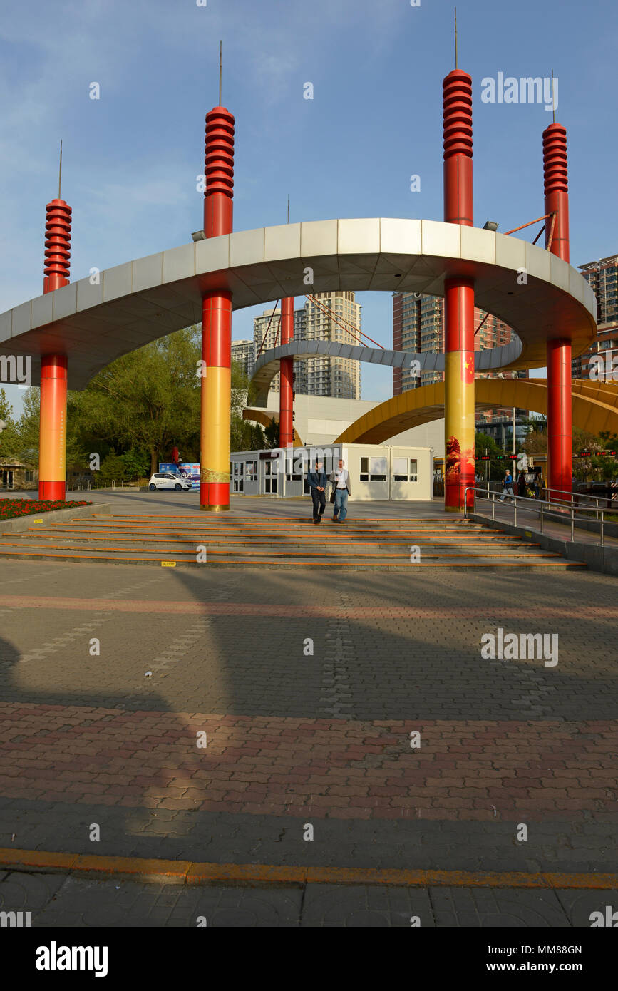 L'entrée principale au parc de Chaoyang, Beijing, Chine, vu de l'intérieur du parc Banque D'Images