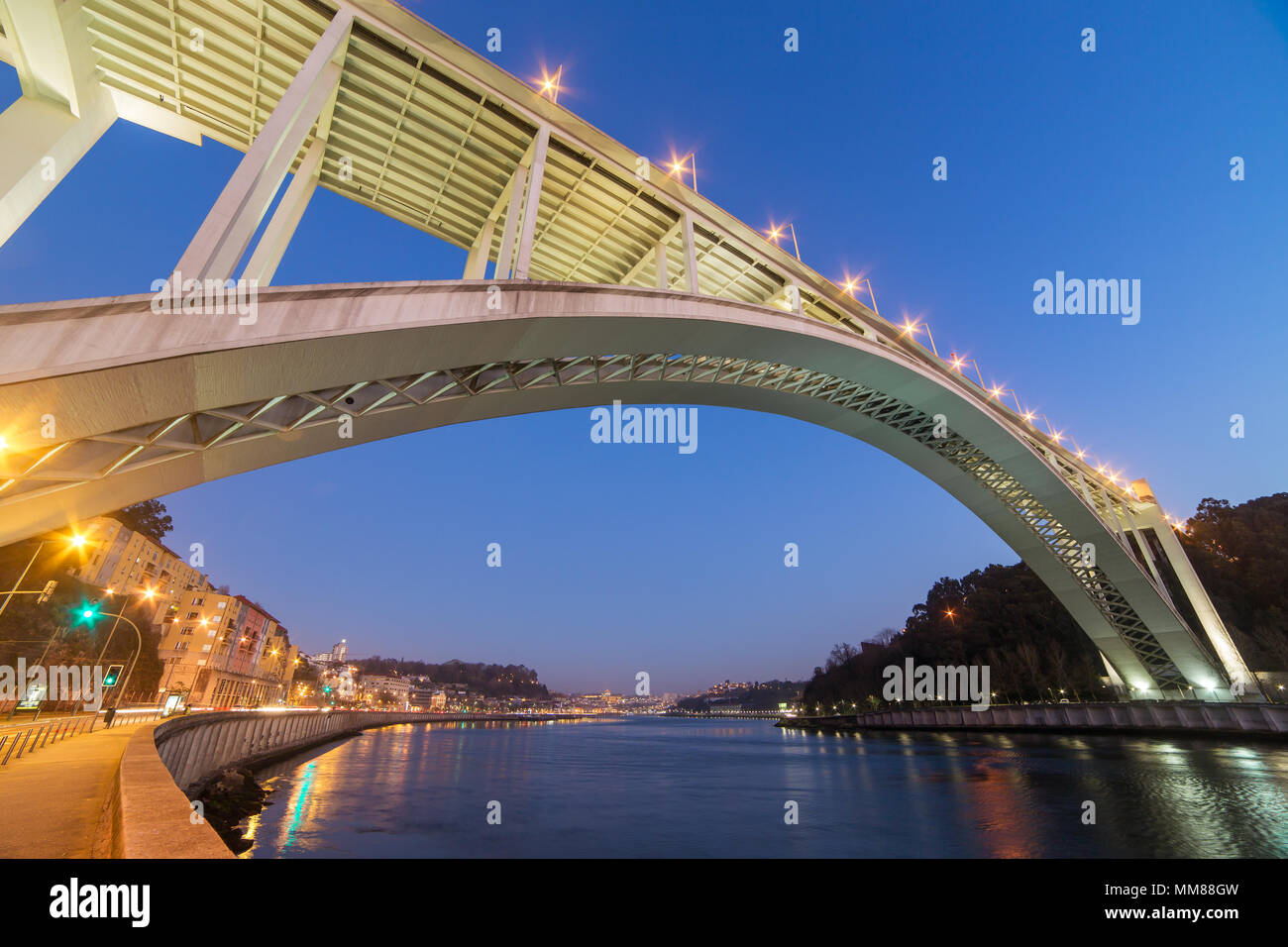 Ponte da Arrabida Bridge à Porto, Portugal Banque D'Images
