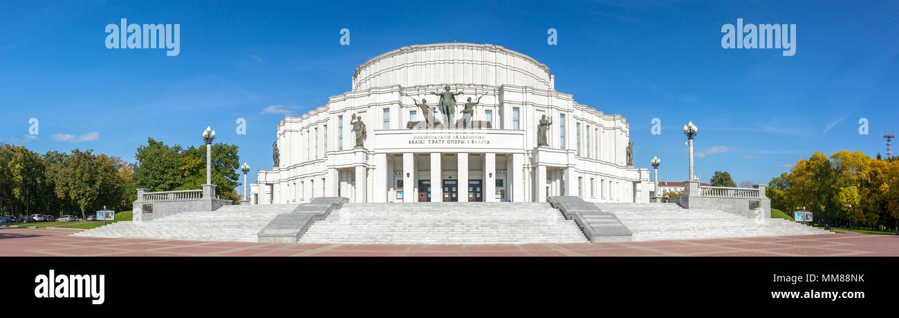 Le théâtre de ballet et d'Opéra National du Bélarus à Minsk.Sur la façade de l'immeuble est écrit : Grand National Academic Opera and Ballet Theatre Banque D'Images