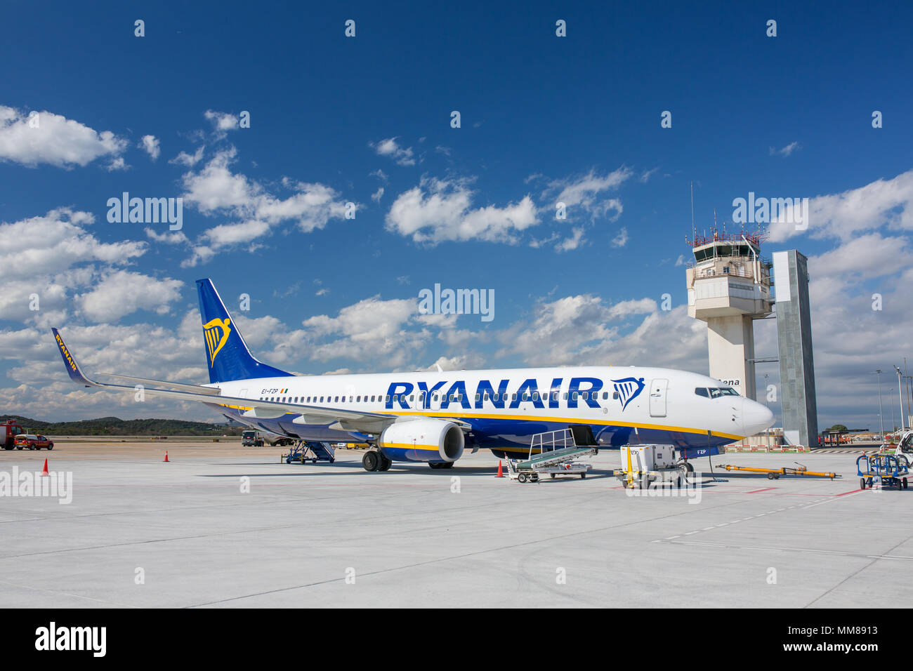 Girona, Espagne - 29 mars 2018 : la compagnie aérienne Ryanair Boeing 737 avion à l'aéroport de Gérone à sunny day Banque D'Images