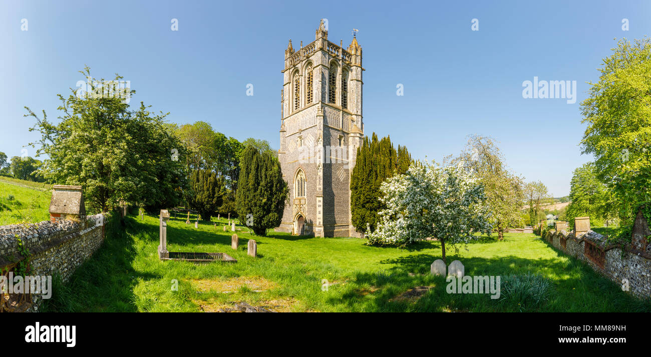 Flint traditionnelles face à l'église paroissiale de St Jean l'Evangéliste, Northington, un petit village situé dans le Hampshire, dans le sud de l'Angleterre, près de Winchester Banque D'Images