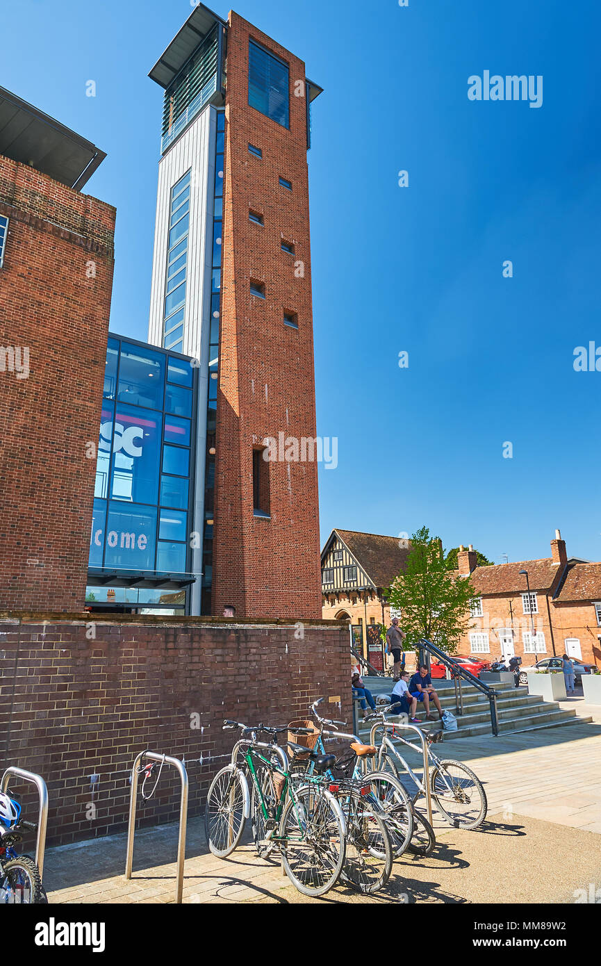 Stratford upon Avon et la tour d'observation sur le Royal Shakespeare Theatre dans le centre de la ville Banque D'Images