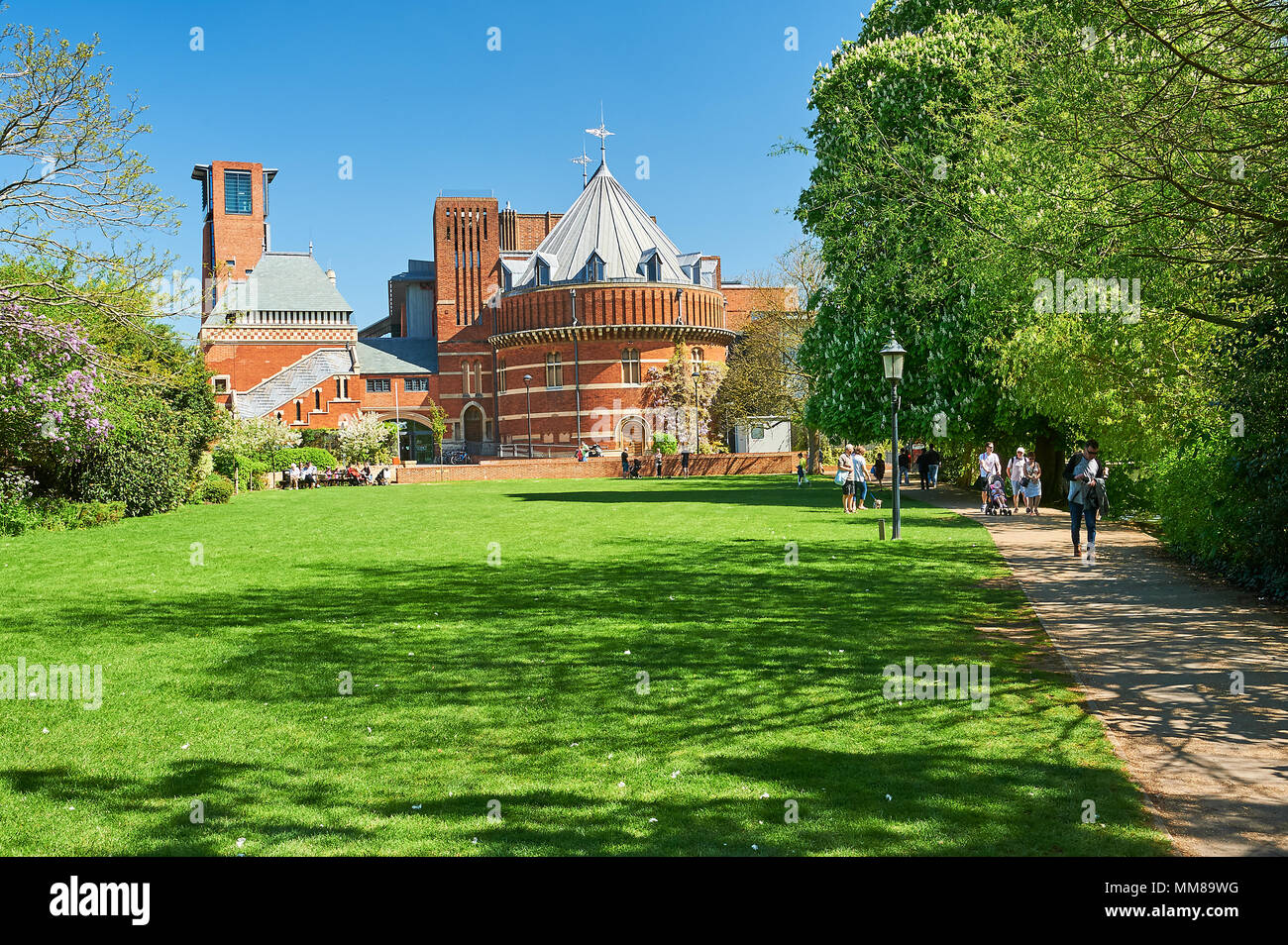 Royal Shakespeare Theatre de Stratford-upon-Avon Warwickshire avec ciel bleu un jour de printemps Banque D'Images