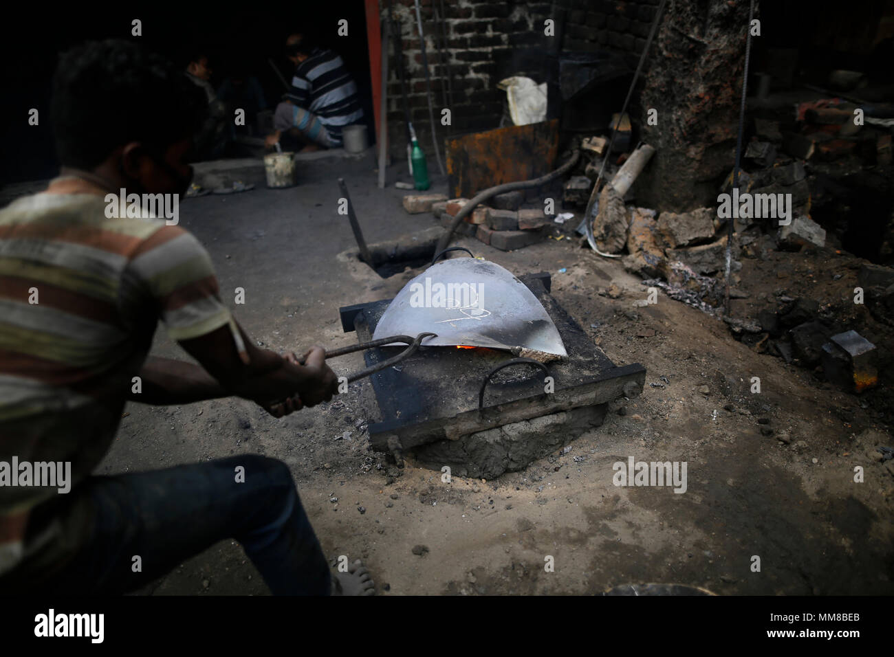 Dhaka, Bangladesh. Le 7 mai 2018. Travail des enfants, y compris les travailleurs travaillent dans un atelier de la ship yard à Dhaka, Bangladesh, le 7 mai 2018. Des dizaines des arsenaux maritimes occupant 30,96 acres de l'estran Buriganga sont en opération depuis 50 ans. C'est surtout utilisé pour la fixation et la réparation de vieux navires. Travail Travail dans l'arsenal sans casques, masque de visage ou des chaussures de sécurité que leur âge de 8 à 80 ans. Près de 15 000 travaux y compris les enfants travaillent dans ce chantier de l'aube au crépuscule à mesure qu'ils sont payés environ 5 $ par jour. © Asad Rehman/Alamy Stock Photo Banque D'Images