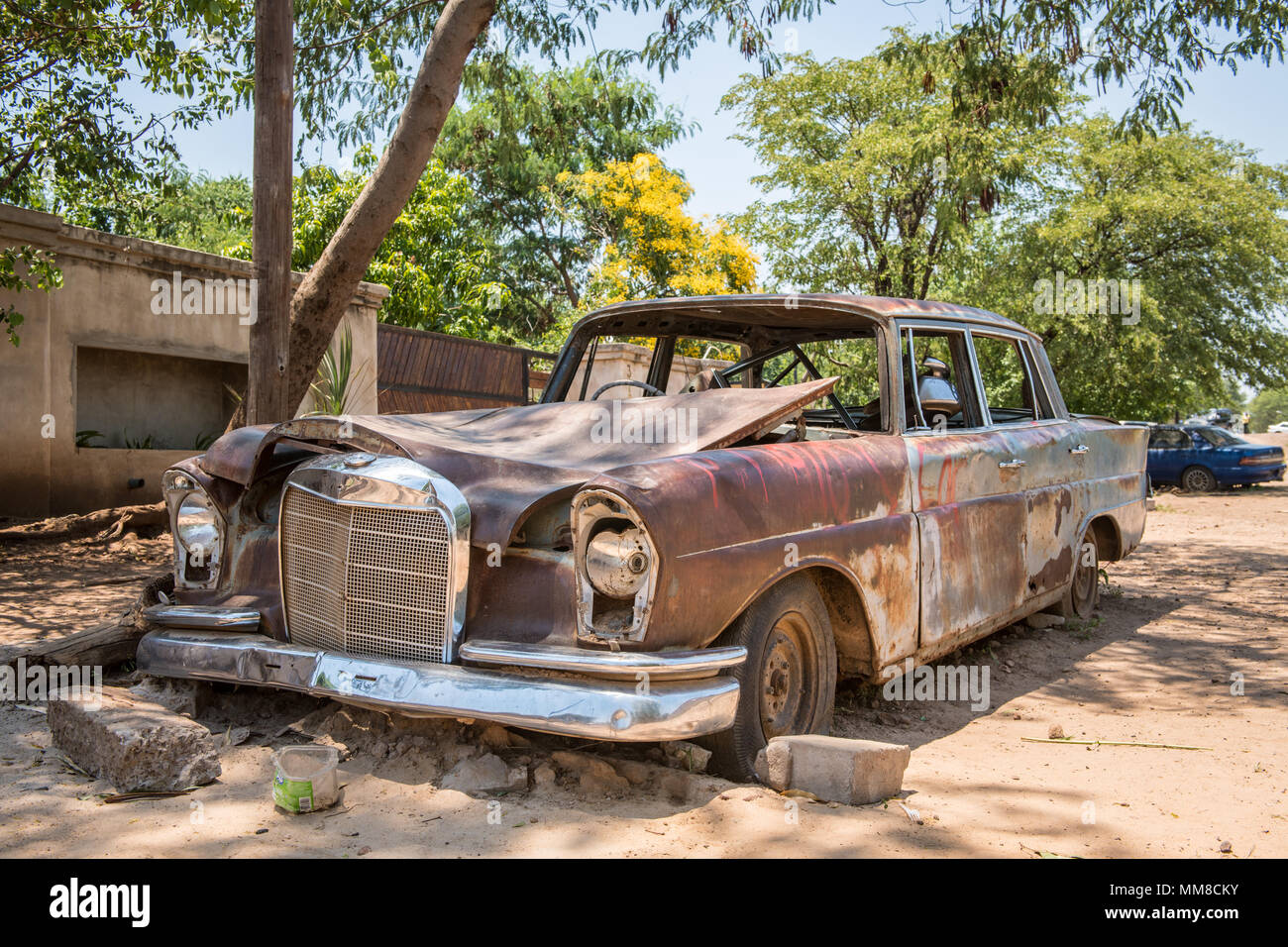 Vue avant du véhicule délabré Congelé à temps à côté arbre, Parc National de Chobe - Botswana Banque D'Images
